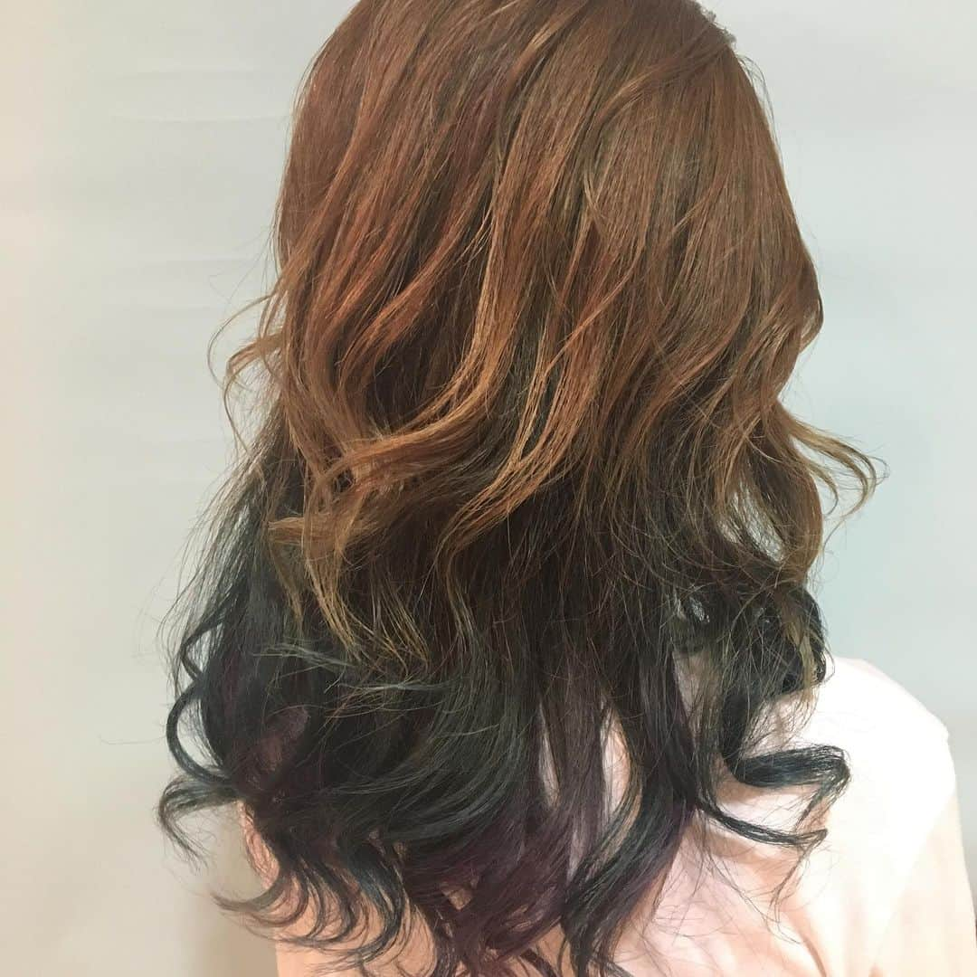 Lunonのインスタグラム：「インナーカラー☆ ターコイズからネイビーにしてみました(^^) Lunon ☏ 06-6341-5535 menu cut color ）⇨ ¥3780 perm . hot pepper or お電話✆ にて お気軽にご連絡ください✭ . . #Lunon#大阪美容室#大阪#野田阪神#福島#美容室 #大阪カフェ#カフェ#cafe#ブリーチ #hairstyle#haircolor#女子力 #メイク#エステ#アレンジ#マツエク #美肌#美白#リップ#ヘアアレンジ #color#デザイン#ハイライト #グラデーション#スタイリング #おしゃれ#おしゃれさんと繋がりたい」