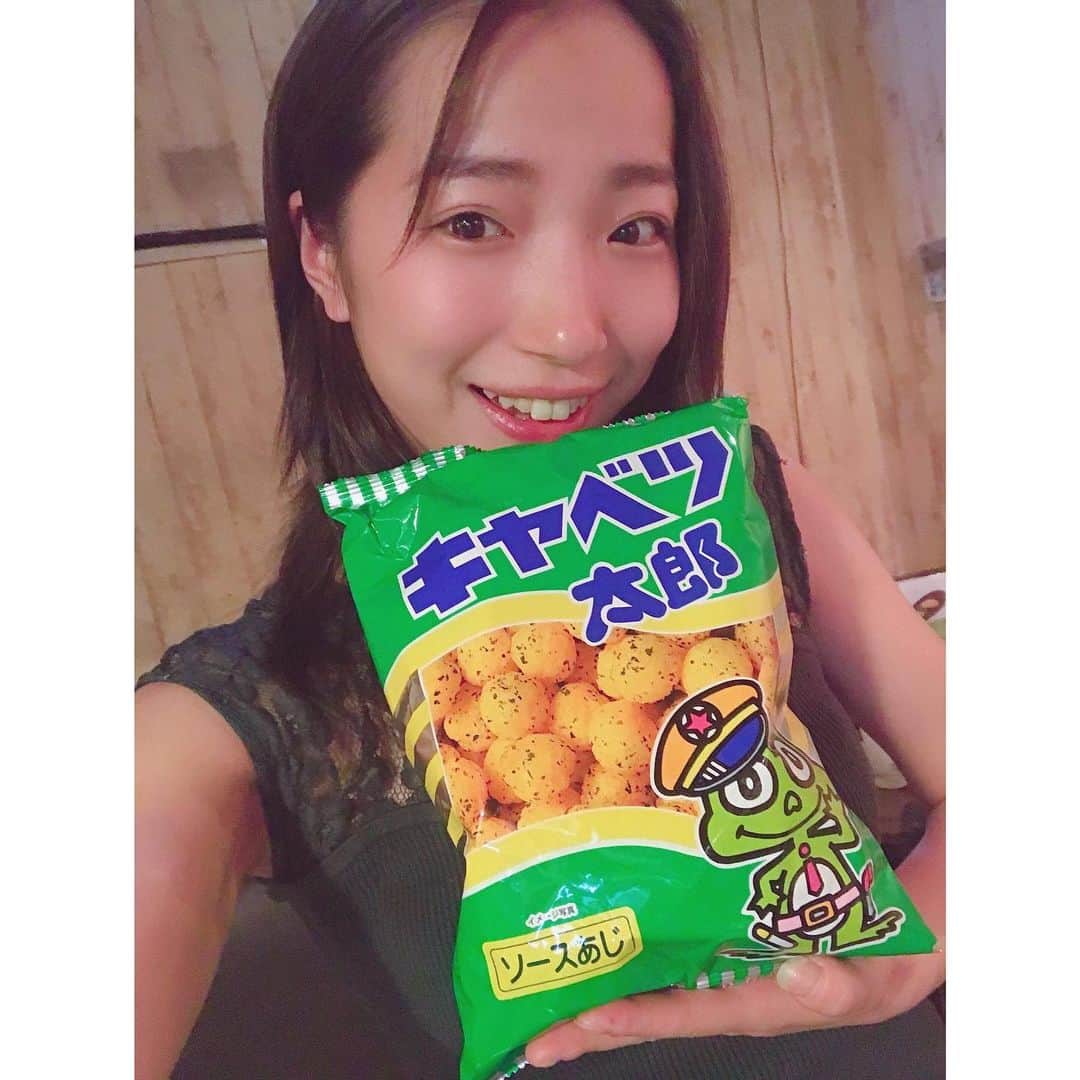のインスタグラム：「コンビニ行ったら キャベツ太郎が目に入って ついつい買ってしまった(⁎⁍̴̆Ɛ⁍̴̆⁎) お菓子食べない派なのに 子どもの頃食べてたお菓子は なんか違うんだよねー！！！ . . . . #ありあけゆな #お菓子 #おかし #キャベツ太郎 #好き #笑顔 #すまいる #smile #smiles #smiley #smilers #コンビニ」