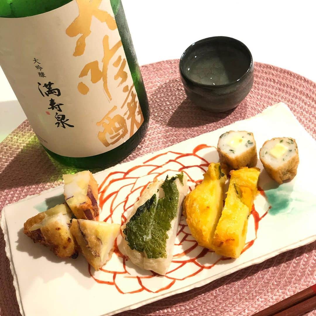 のインスタグラム：「昨日の晩酌🍶 . . 久々の梅田で何を買ったかと言うと、、、 さつま揚げww . さつま揚げだけで超幸せな一時を堪能しました❤️←大袈裟 . ウメハンで可愛いお洋服も沢山あって買いたかったけど、 🤔生地が痛いやろなぁ 🤔抱っこ紐には合わない 🤔可愛い装飾が痛いやろなぁ と、基本がやはり育児中心になるよね。 最近の私の悩みがね、、、 去年宮古島生活してたからさ、 夏服しかないのよ🐠🏖w 宮古島引っ越す時全部夏服以外捨てた😱 . 去年の私には秋服ってゆーの存在しなかってたわ。 しかも、11月くらいに関西帰ってきたからさ冬服&妊婦服やし、、、 今年の秋は一から服を揃えなあかんなぁ😹 阪急で秋服揃えたら大変なことになるよね💸 . . よし！UNIQLOや‼️」