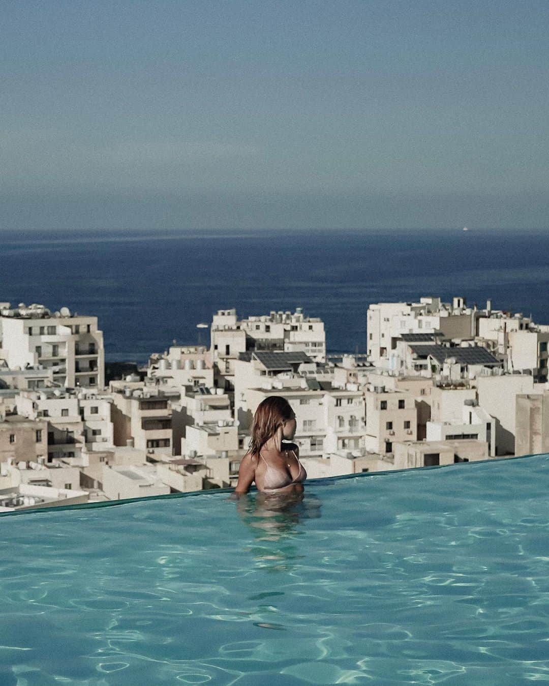 のインスタグラム：「🏨 Palace Hotel City viewのインフィニティープール♾ 最高😚💙 ㅤ ここのホテルはフェリー乗り場から徒歩5分で Valettaにも、Cominoにも行きやすかったよ⛴ 美味しすぎて2回行ったアジアンフードレストラン The Temptasianはこのホテルの9階だよん💁🏽‍♀️ マルタの食事飽きた方、超おすすめ😛(要予約)」