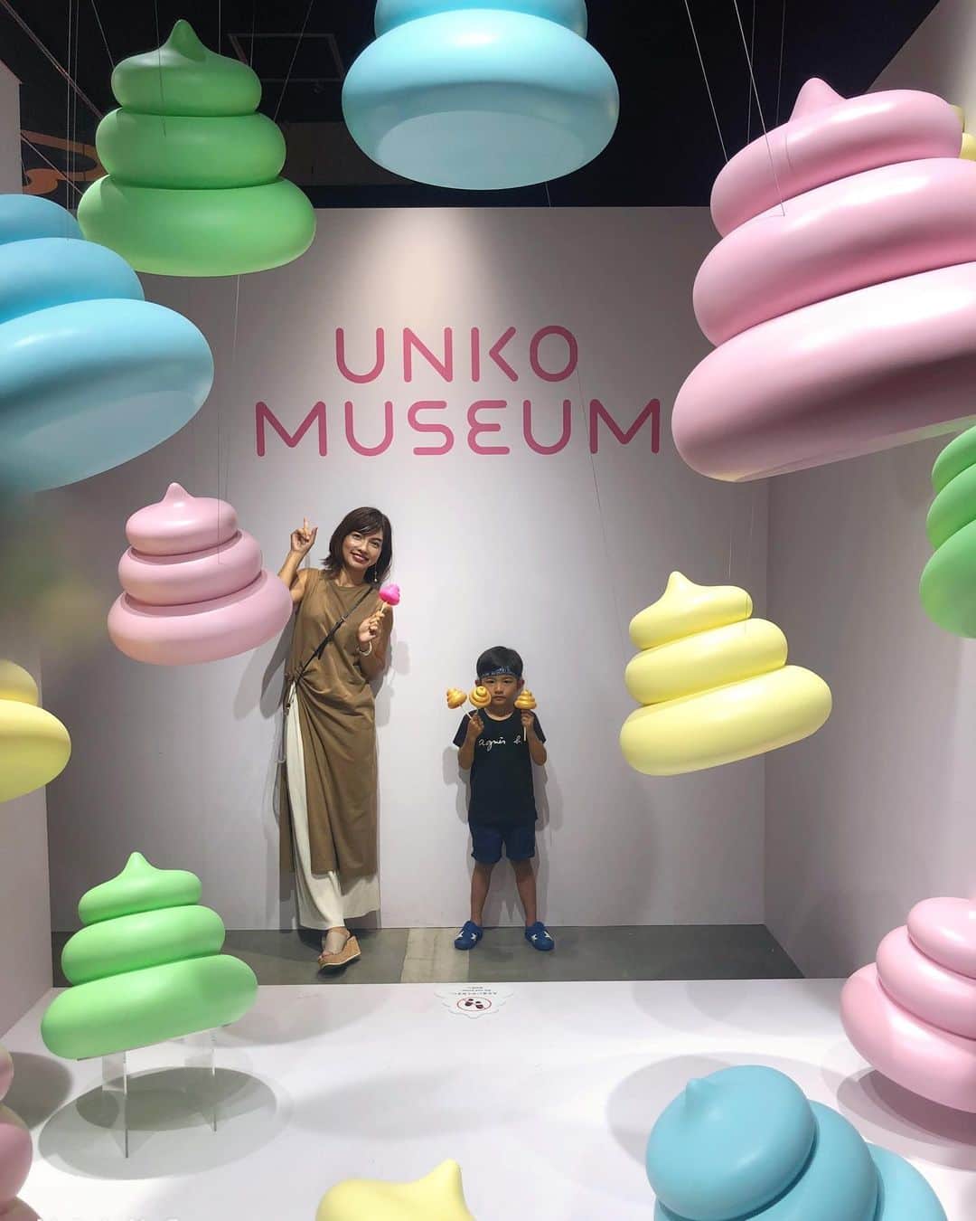 黒宮ニイナのインスタグラム：「夏休み最終日になにかと気になる @unko_museum に行ってきました☺️ 中はカラフルでとっても可愛い感じに💜💛💙 2枚目のカラフルな便器に座って踏ん張るとカラフルのが出てくる仕掛け😅w  中に入るととっても可愛いそれがたくさん✨ 息子もお尻とかそういうのにとっても興味がある年頃でなんでこんなにたくさんあるの？って驚きな顔😆👍 可愛くて面白くて大人も子どもも楽しめました🎶  #夏休み #お出かけ #UNKOMUSE #うんこミュージアム #兄妹 #3歳差兄妹 #年中男の子 #4歳9ヶ月 #女の子 #1歳7ヶ月 #2児ママ #ママ #ママライフ #mama #mamalife」