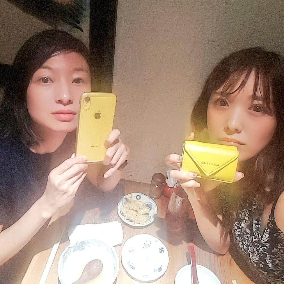 長江愛美さんのインスタグラム写真 - (長江愛美Instagram)「さぁやがiPhoneデビュー💛 黄色を選ぶあたり、さすがよ💛 私もお財布黄色やねん💛 黄色仲間💛いえーい！！ #iPhone#黄色#デビュー#財布 #yellow#happy」9月3日 9時59分 - manamin.512