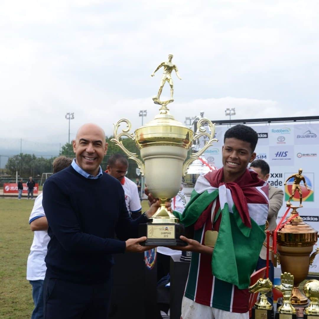 ジーコさんのインスタグラム写真 - (ジーコInstagram)「Parabéns ao Fluminense FC pela conquista da 22’Copa da Amizade Brasil Japão realizada no Centro de Futebol Zico.Nas fotos a entrega da Taca pelo Presidente da Riotur,Marcelo Alves,ao Melhor jogador da Copa, Ikaro do Vasco pelo Ogasawara do Kashima,aos artilheiros Gabriel Rosa (Flu) e João Wesley(Vasco)por Bruno Coimbra e ao goleiro Alvaro do Flu por Edu Coimbra.meu agradecimento ao arbitro Bruno Arleo ,hoje do quadro principal da CBF, pela participação(na foto com os tecnicos, Leo(Flu) e Dudu(Vasco).Parabéns a todos.」9月3日 9時59分 - zico