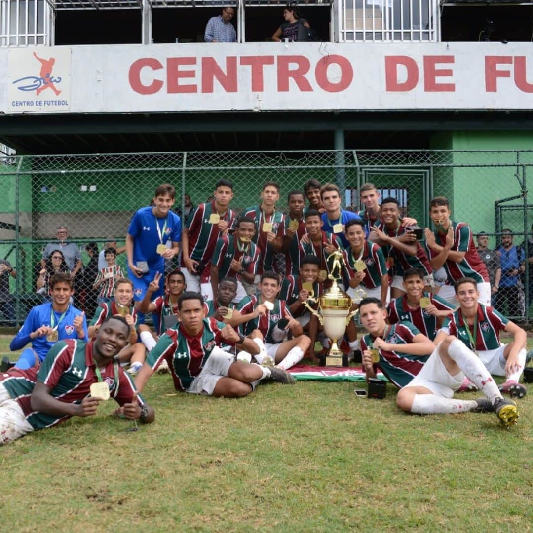 ジーコさんのインスタグラム写真 - (ジーコInstagram)「Parabéns ao Fluminense FC pela conquista da 22’Copa da Amizade Brasil Japão realizada no Centro de Futebol Zico.Nas fotos a entrega da Taca pelo Presidente da Riotur,Marcelo Alves,ao Melhor jogador da Copa, Ikaro do Vasco pelo Ogasawara do Kashima,aos artilheiros Gabriel Rosa (Flu) e João Wesley(Vasco)por Bruno Coimbra e ao goleiro Alvaro do Flu por Edu Coimbra.meu agradecimento ao arbitro Bruno Arleo ,hoje do quadro principal da CBF, pela participação(na foto com os tecnicos, Leo(Flu) e Dudu(Vasco).Parabéns a todos.」9月3日 9時59分 - zico