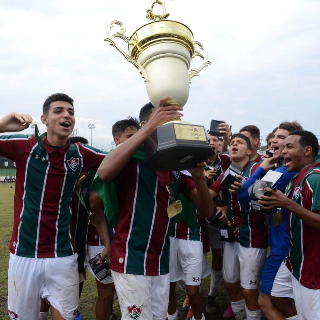 ジーコさんのインスタグラム写真 - (ジーコInstagram)「Parabéns ao Fluminense FC pela conquista da 22’Copa da Amizade Brasil Japão realizada no Centro de Futebol Zico.Nas fotos a entrega da Taca pelo Presidente da Riotur,Marcelo Alves,ao Melhor jogador da Copa, Ikaro do Vasco pelo Ogasawara do Kashima,aos artilheiros Gabriel Rosa (Flu) e João Wesley(Vasco)por Bruno Coimbra e ao goleiro Alvaro do Flu por Edu Coimbra.meu agradecimento ao arbitro Bruno Arleo ,hoje do quadro principal da CBF, pela participação(na foto com os tecnicos, Leo(Flu) e Dudu(Vasco).Parabéns a todos.」9月3日 9時59分 - zico