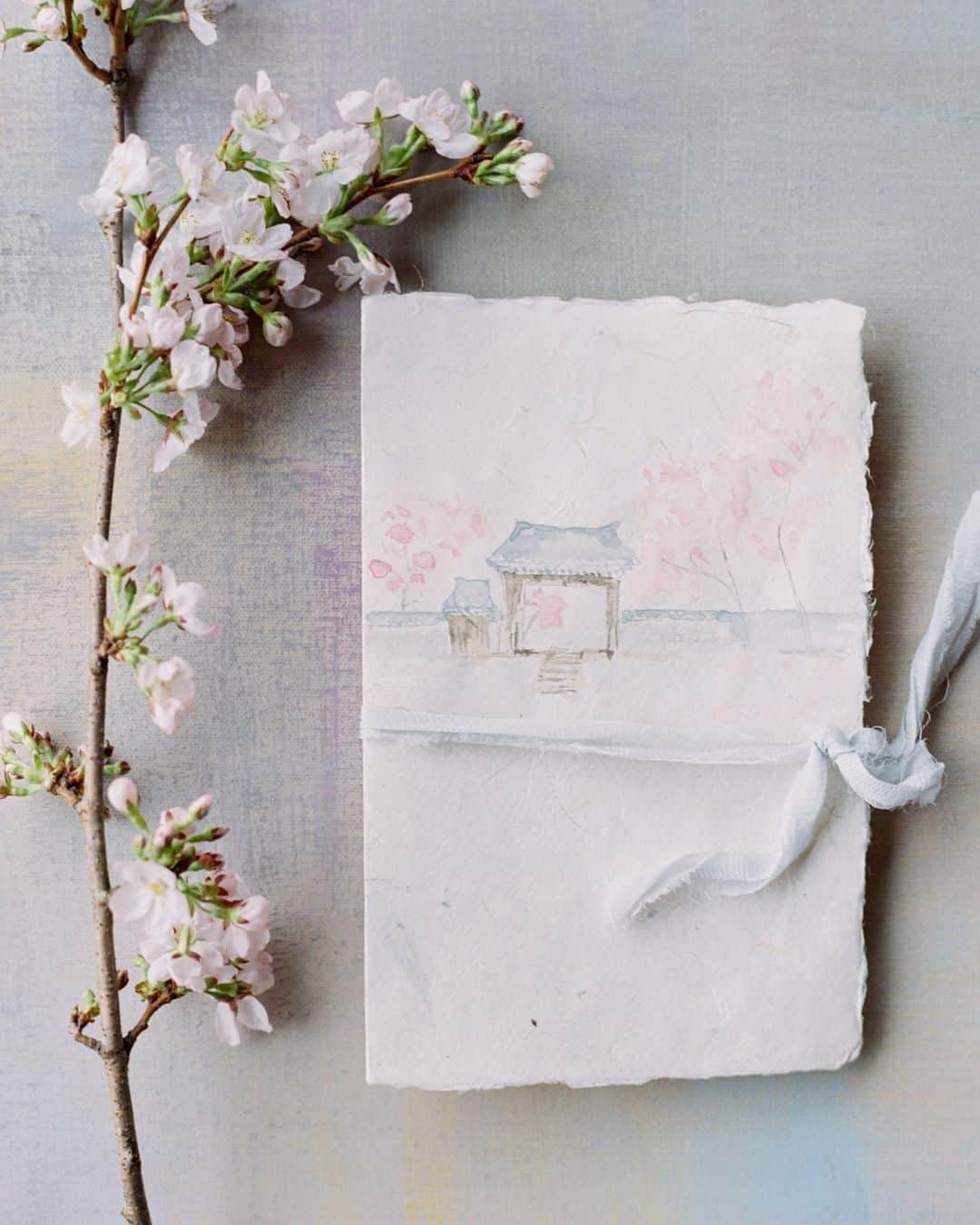 Veronica Halimさんのインスタグラム写真 - (Veronica HalimInstagram)「View of hanok entrance in Spring time Watercolor on handmade paper — Floral Design: @lamusadelasflores Planning & Styling: @simplyjustj Photography: @aliceahnphotography Stationery and Calligraphy: @truffypi Venue: @eumtheplace Linen: @latavolalinen Bojagi: @hohodang — #truffypi #vhcalligraphy #flowers #flowerworkshop #현대서예 #カリグラフィー #モダンカリグラフィー #カリグラフィースタイリング #seoulworkshops #seoul #creativeworlshop #calligraphystyling #koreaworkshop #truffypiinseoul #truffypiinkorea #vhkoreaworkshop #작업장 #모던캘리그라피 #캘리그라피 #lamusadelasfloresworkshop #lamusadelasflores」9月3日 10時12分 - truffypi