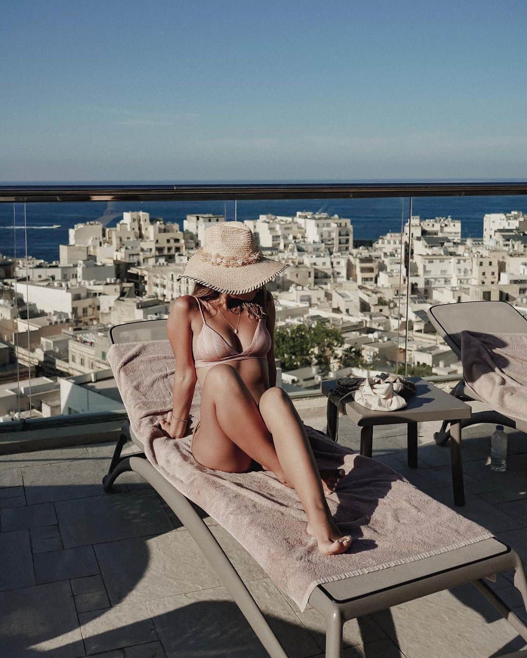 のインスタグラム：「🏨 Palace hotel 毎日太陽の下でお昼寝してたから真っ黒焦げ👩🏾 Maltaはのんびりまったり親子旅にぴったりでした🇲🇹❤️ 来年はどこに行こうかなー👭💕 ㅤ 👙 @cavezarosso 👒 @zara」