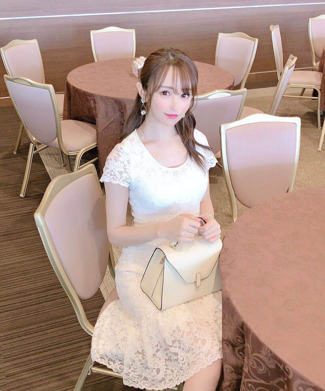 松岡里枝さんのインスタグラム写真 - (松岡里枝Instagram)「馬主席はドレスコードがあるので 白のレースワンピースに ネイビーのカーディガンを羽織ってました💗 @coquetteanna_official のワンピース、 すごくスタイル良く細く見えるの🥰 お馬さんたちの応援もあったので、白星の白✨ . 質問がありましたが、食べ物などは ビュッフェがありましたよ🍽✨ 椅子がピンクで可愛かった💕 . . #fashion #coquetteanna #valextra #私服 #コケットアンナ #ヴァレクストラ #レースワンピース #札幌 #札幌競馬場 #競馬場 #馬主席 #競馬 #JRA」9月3日 10時05分 - okarie1023