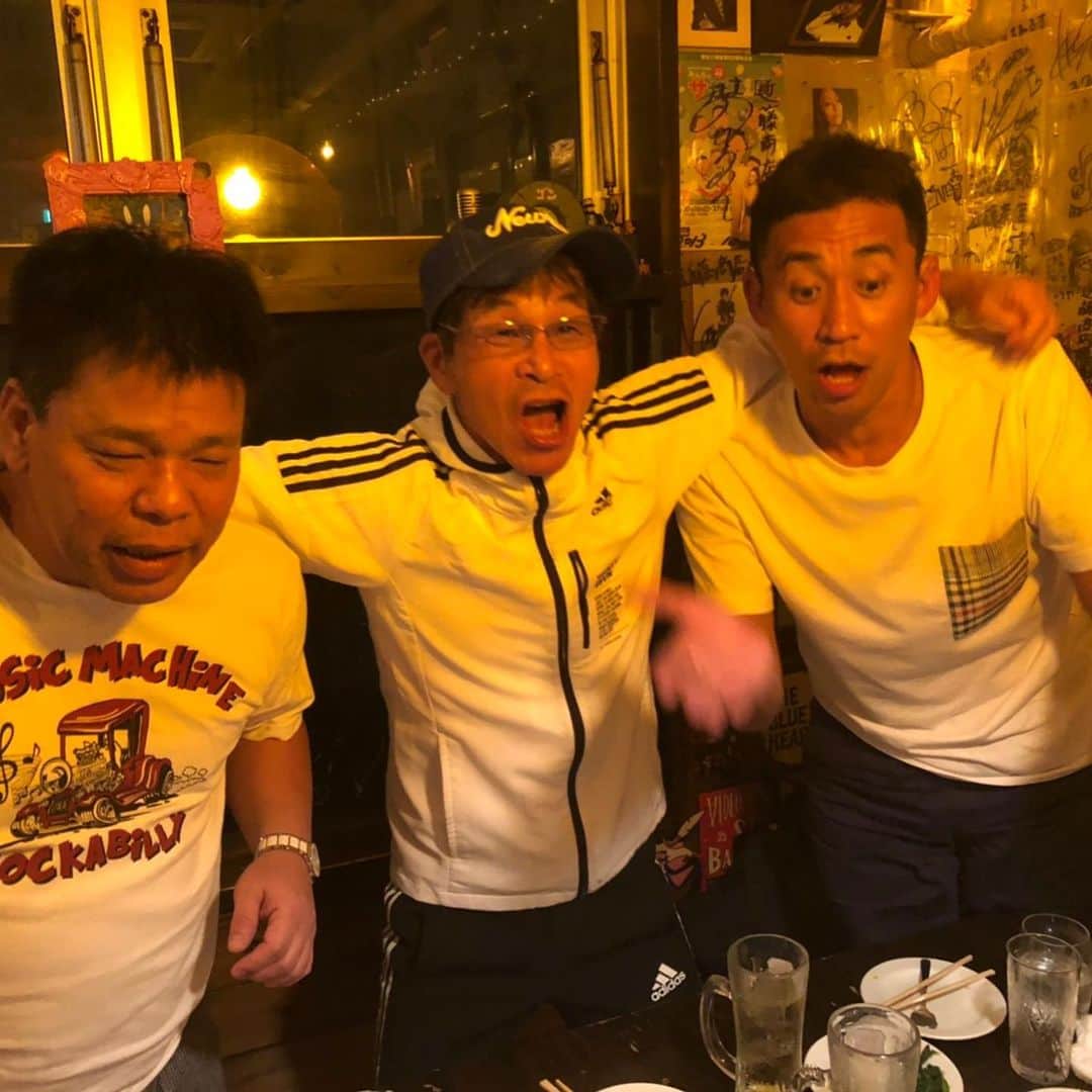 本田みずほさんのインスタグラム写真 - (本田みずほInstagram)「キリンビバレッジ新喜劇ツアー 先日千秋楽でした。 あーーーーーんさみしい！！！！ すんごくすんごく緊張したけど すんごくすんごく楽しかった💖 . 今回はジミーさんの奥さん役！ 毎回違うから😁めちゃくちゃ面白かったです！ ジミーさんとの写真は文太さんが撮ってくださいました💖 ジミーさんと私はクリーニング屋さんやってます！ 毎週水曜日は半額😊 細かい！！！ 大道具さん小道具さんありがとうございます😊 . クリーニング屋の前は物語が広がる私のお父さんの師匠が経営しているきつねうどんしかないうどん屋さん🤣 毎回色々なことが起こって毎回大きな笑いに包まれて幸せな空間でした💖 . あっという間の千秋楽！ 最後石田さんがみんなをパシャリ💖石田さんのインスタリポストさせていただきます！ . 終わって打ち上げでした！ 師匠から有り難いお言葉をいただいて感動し涙を我慢しましたが、スタッフさんと話してて号泣してまいました☺️ 高校3年生の時に師匠の弟子にしていただけて、私は本当何も恩返しもできていなくて師匠に申し訳ない気持ちでいっぱいです。 なのに師匠はこんな私に言葉の宝物をくださいました😭😭💖💕 最後握手まで！！！ 感謝です！！！ 師匠の優しさ、みんなへの愛、師匠は本当神さまだ！！！ 師匠と出逢えて本当に嬉しいです！！！ また同じメンバーで新喜劇やれたら嬉しいです💖 頑張る！ 演者のみなさん スタッフのみなさん お越しいただいたみなさん キリンビバレッジのみなさん ありがとうございました😊 . #新喜劇 #キリンビバレッジ #間寛平 #石田靖 #ジミー大西 #シベリア文太 #水玉れっぷう隊ケン #ギンナナ金成 #赤松新 #西島巧輔 #国崎恵美 #シマッシュレコード #本田みずほ」9月3日 10時14分 - mizuhonda0422