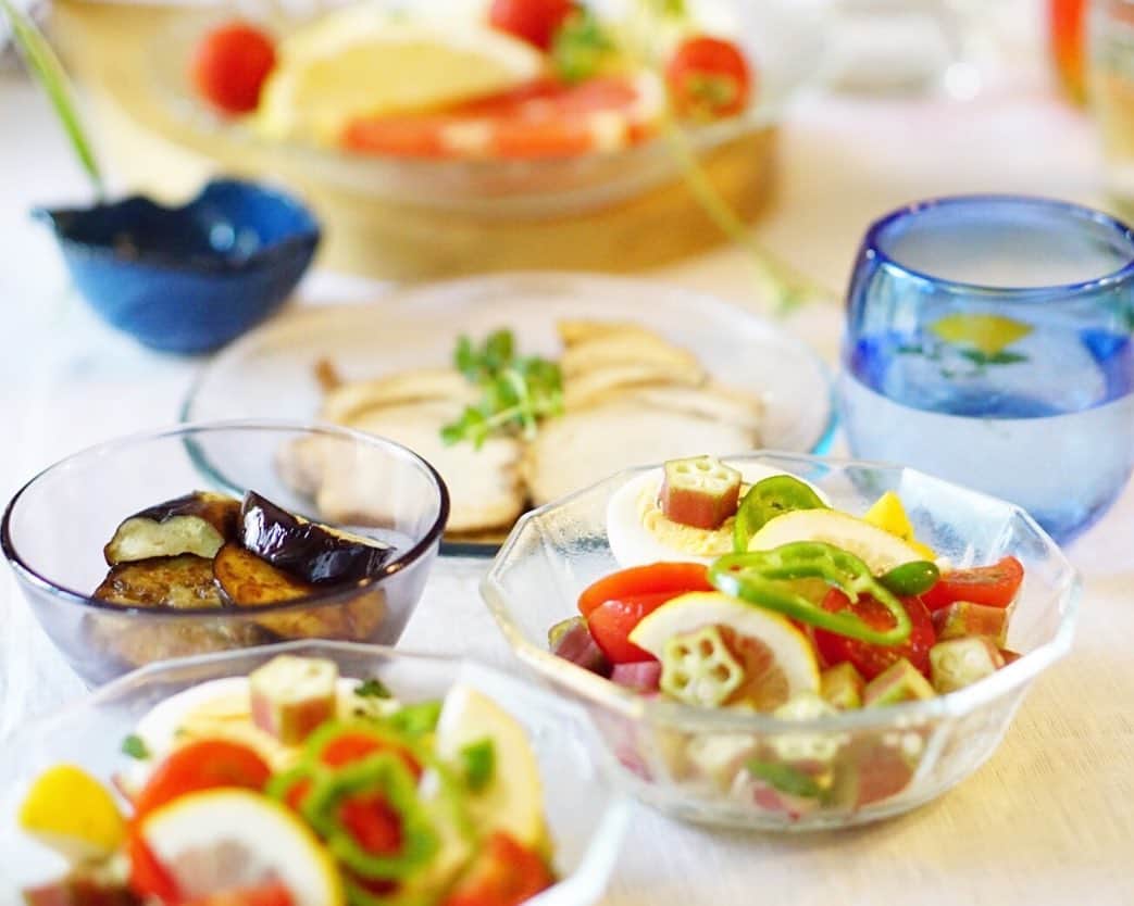 amiさんのインスタグラム写真 - (amiInstagram)「． Happy lunch time😊💕 ． 先日のランチにはお野菜たっぷりの サラダをプラスしましたよ〜☺️❤️ ． @coconomi_141 さんの赤オクラ をたっぷり入れて彩も⭕️ ． サラダが大好きな我が家🥗 @osmic_jp さんのトマトも🍅 ． 美味しくいただきました🙏 ご馳走様でした☺️ ． ． #coconomi#ココノミ#無農薬野菜#器好き#食器好き#花のある幸せごはん#おうちごはん#オスミックトマト#手作りごはん#ランチメニュー#トマトが好きになる魔法#花のある生活#サラダ#サラダ好き#サラダ生活 ．」9月3日 10時29分 - amikuma1219