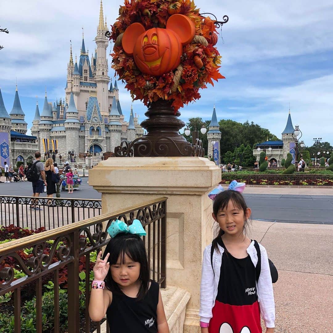 フロリダさえさなさんのインスタグラム写真 - (フロリダさえさなInstagram)「Hurricane Dorian isn’t here yet, but he blown crowds away from Disney🌪 It was so empty🏰✨ ハリケーンのおかげでパークはガラガラでした😊まだハリケーンは来てません。アトラクションは、ほとんど0〜20分待ち‼️こんな空いてるディズニーは見たことない💦久々にライドメインで楽しめました✨学校が水曜日まで休校になり5連休😥子供たちも退屈を持て余していたのでたくさん楽しめたようです🎶」9月3日 10時34分 - saesanafamily