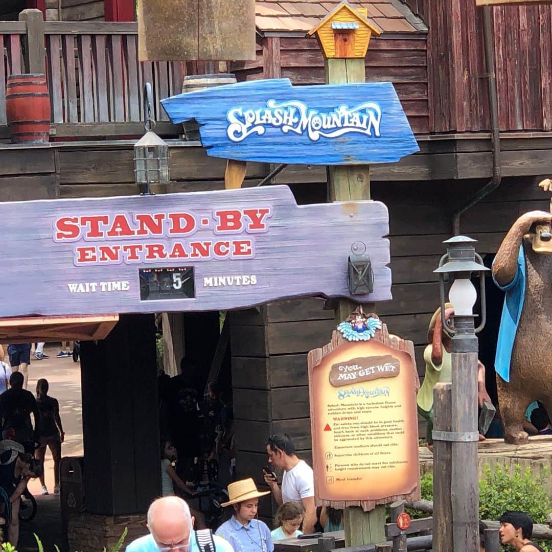 フロリダさえさなさんのインスタグラム写真 - (フロリダさえさなInstagram)「Hurricane Dorian isn’t here yet, but he blown crowds away from Disney🌪 It was so empty🏰✨ ハリケーンのおかげでパークはガラガラでした😊まだハリケーンは来てません。アトラクションは、ほとんど0〜20分待ち‼️こんな空いてるディズニーは見たことない💦久々にライドメインで楽しめました✨学校が水曜日まで休校になり5連休😥子供たちも退屈を持て余していたのでたくさん楽しめたようです🎶」9月3日 10時34分 - saesanafamily
