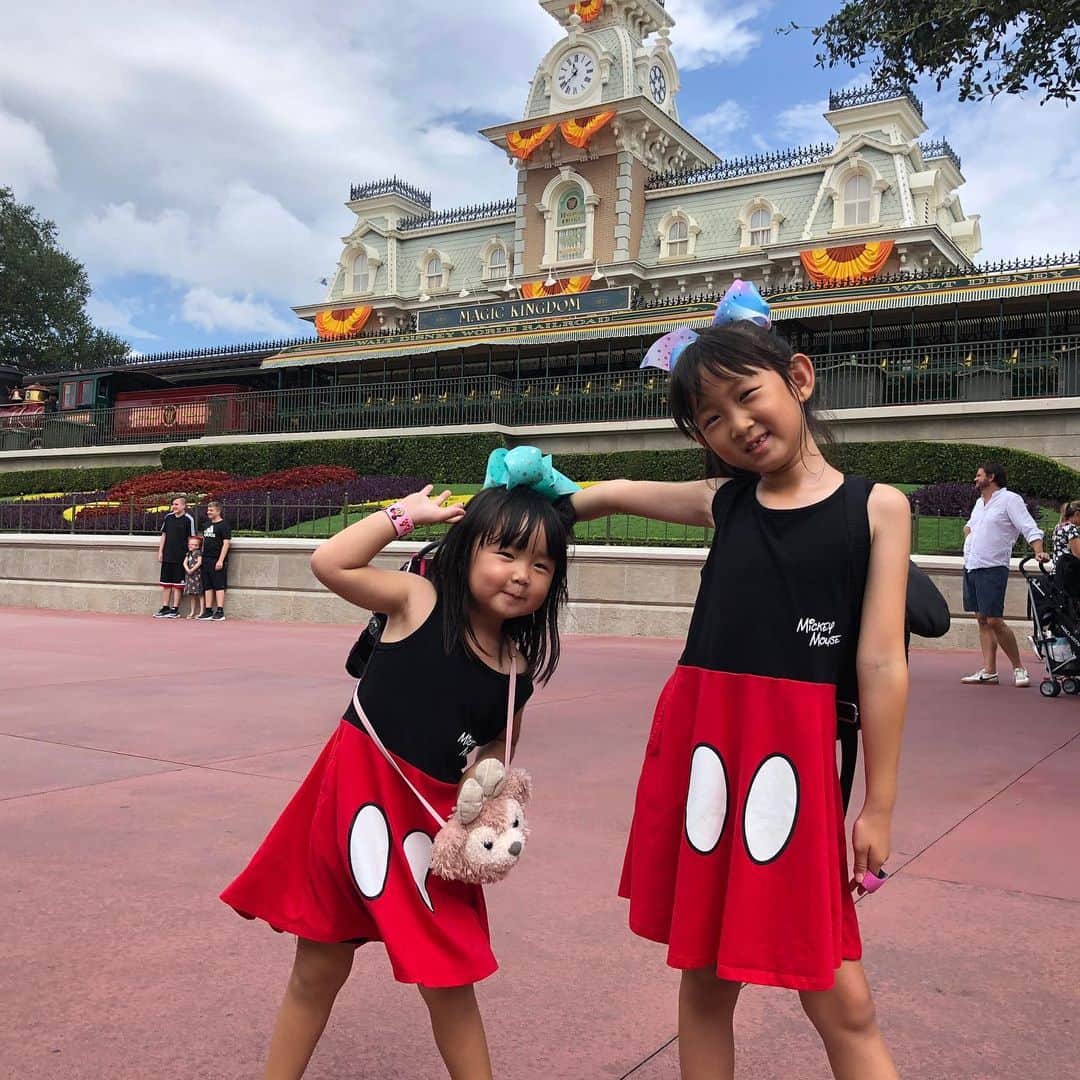 フロリダさえさなのインスタグラム：「Hurricane Dorian isn’t here yet, but he blown crowds away from Disney🌪 It was so empty🏰✨ ハリケーンのおかげでパークはガラガラでした😊まだハリケーンは来てません。アトラクションは、ほとんど0〜20分待ち‼️こんな空いてるディズニーは見たことない💦久々にライドメインで楽しめました✨学校が水曜日まで休校になり5連休😥子供たちも退屈を持て余していたのでたくさん楽しめたようです🎶」