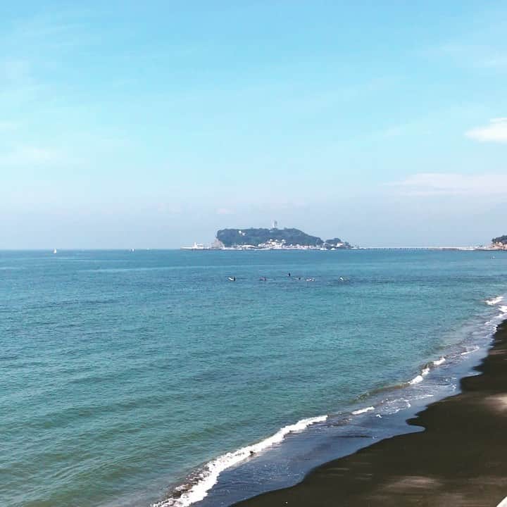 有坂美香のインスタグラム：「いつかの朝  One summer morning in Kamakura  #鎌倉 #七里ガ浜 #コスガツヨシ」