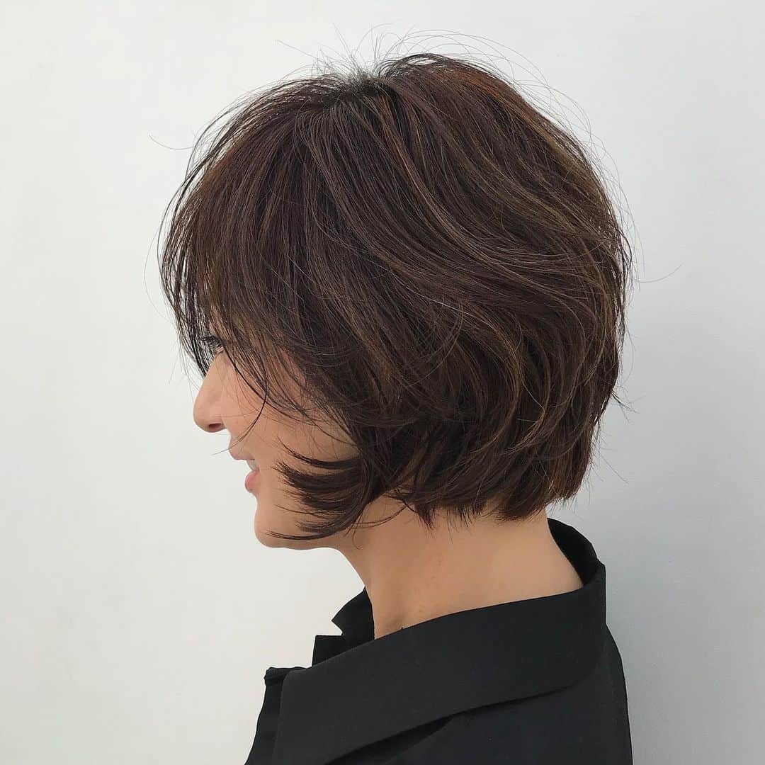 富岡佳子さんのインスタグラム写真 - (富岡佳子Instagram)「髪が伸びてきたのでそろそろ前下がりのバランスも変化してくると思います。 2枚目…面ができてきたのでハイライト＆ローライトを入れてみました。（パーマはかけておりません。アイロンでヘアメイクさんが巻いて下さいました） 4枚目…次の髪型のイメージです。 秋冬はよりリラックスしたファッションを楽しみたいのでヘアスタイルもナチュラルに移行したいと妄想中です☺︎ 【colourist／emi Yoshimura】#dadacubic 【stylist／miki  Yarita】 #roraimadaikanyama」9月3日 10時48分 - yoshikotomioka