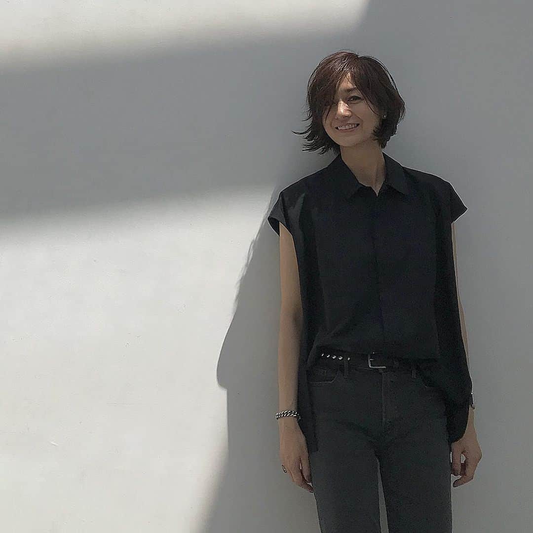 富岡佳子さんのインスタグラム写真 富岡佳子instagram 髪が伸びてきたのでそろそろ前下がりのバランスも変化してくると思います 2枚目 面ができてきたのでハイライト ローライトを入れてみました パーマはかけておりません アイロンでヘアメイクさんが巻いて