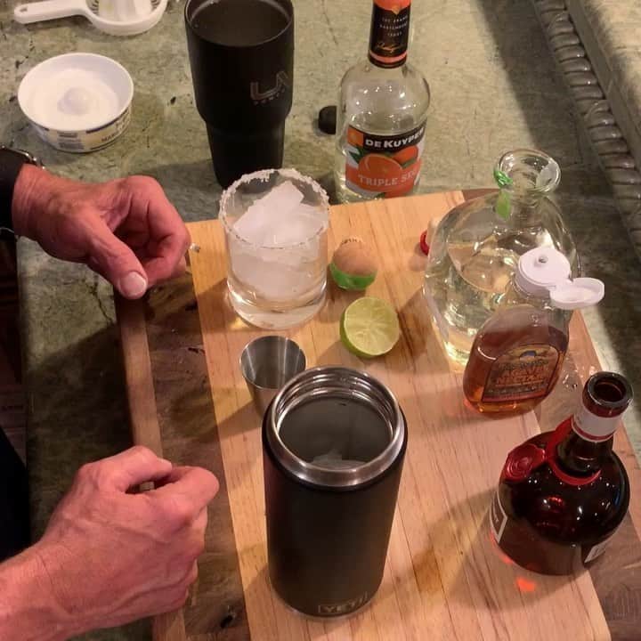 ストーン・コールド・スティーブ・オースチンのインスタグラム：「Making Broken Skull Ranch margaritas and getting ready for Straight Up Steve Austin right after @wwe #Raw on @usa_network. The Man @beckylynchwwe  is my special guest. Hanging out and cruising the Mean Streets of Los Angle Eze.  Set your DVR’s 11/10C #straightupsteveaustin  Enjoy the show.  And yes, I’ve done this a time or two.. Music:Jimmy Buffet Song:Maragaritaville—Duh..」