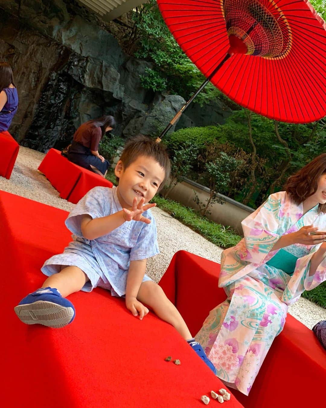 桜井未来さんのインスタグラム写真 - (桜井未来Instagram)「百段階段階段より中庭の方が楽しいかったみたいです😂（笑） 凄い人だったしね😅💦 来年行くなら、絶対平日にしよww ・ ・ ・ #雅叙園 #ホテル雅叙園 #雅叙園東京 #雅叙園百段階段 #雅叙園で浴衣 #百段階段 #百段階段和のあかり #甚平 #浴衣 #和 #和服 #ママ #baby #ママ友募集 #赤ちゃんのいる生活 #ママサークル #ママイベント #ママ会 #都内ママ #ベビスタグラム #mamagirl #ベビフル #コドモダカラ #コドモノ #ママリ #親バカ部 #新米ママ東京部」9月3日 10時53分 - miki.sakurai0214