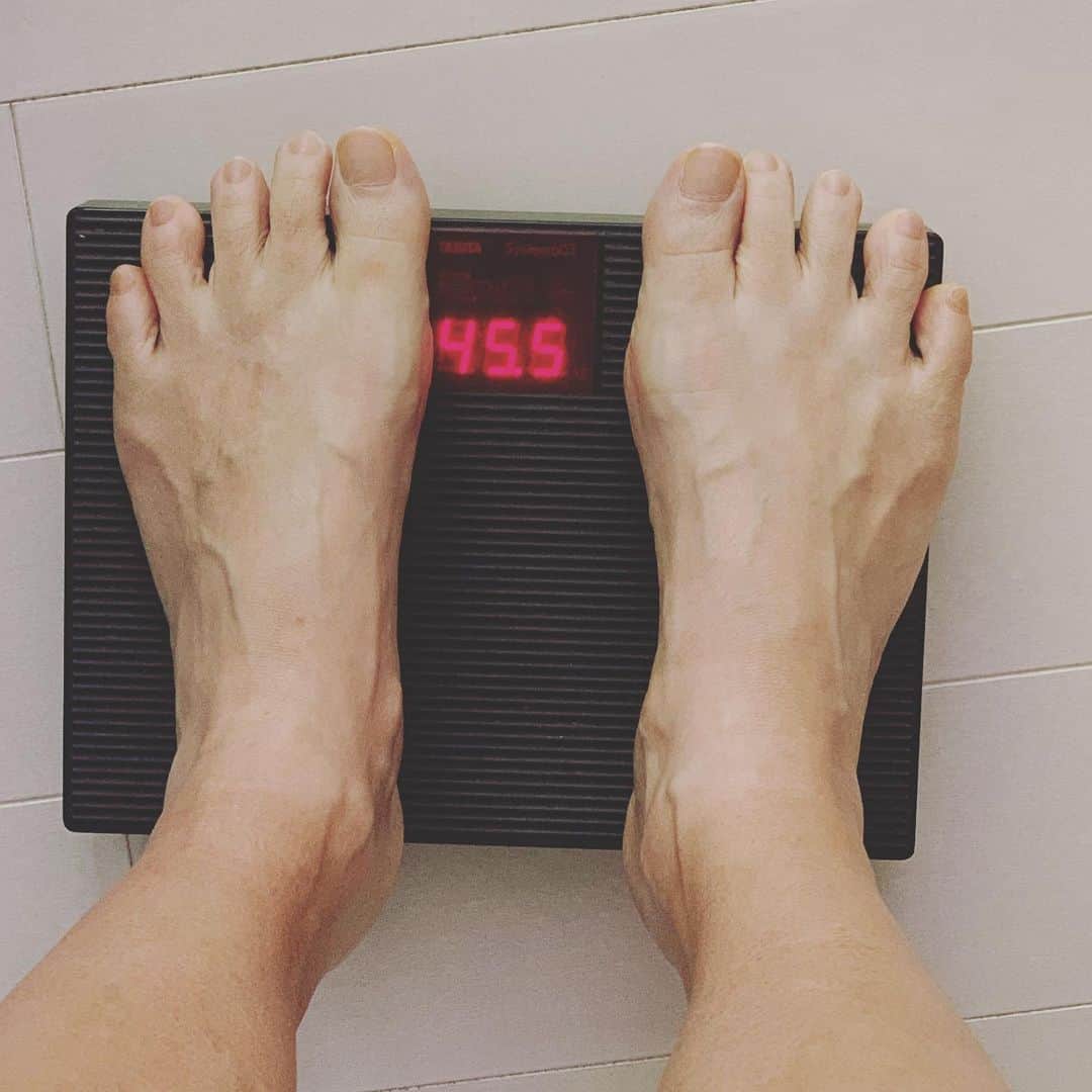 橋本志穂さんのインスタグラム写真 - (橋本志穂Instagram)「今朝、、、 もう10数年ぶりに45キロ台の体重にー。  体調崩したからかなと思いながらも ちょっと嬉しい😆 すぐ戻ると思うけどー。 それに、山の家の体重計は ファジーな感じ。 東京帰って体組成計に乗ったら 元どおりかもー。」9月3日 10時57分 - shihohashimoto3