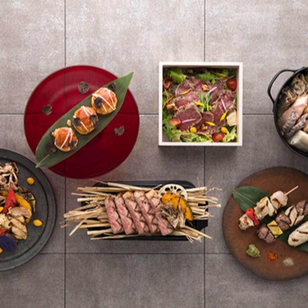 Courtyard by Marriott Tokyoのインスタグラム：「Here at the Courtyard by Marriott Tokyo Station, we've readied autumn menu items which the essence of Japan here and there to bring visitors to Tokyo an exciting autumn where the traditions of Japan are fused together with modernity. 😋🍖🗾 コートヤード・バイ・マリオット 東京ステーションでは、アメリカンスタイルのグリル料理に東京ならではの和食のエッセンスを採り入れたユニークなメニューをディナーで提供中。🎌👘🥩🍂🍗😃🍷#tokyogourmet #delicious #instagourmet #tokyorestaurant #美味しいお店 #グリル #テラス #肉 #肉好き #ginza #銀座 #スキレット #cytokyo #藁焼き」