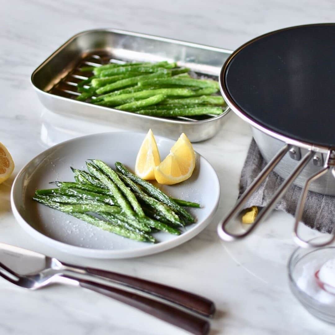 UchiCookのインスタグラム：「Simple Fried Green Beans🍀⠀ ⠀ Simplicity is the best when it comes to cooking. For this recipe, you can just deep-fry green beans WITHOUT breading or any butter. To serve, sprinkle salt over the beans. Additionally, squeeze lemon if you like :) ⠀ Enjoy the original taste of the ingredient💕! ⠀ • ⠀ • ⠀ • ⠀ #uchicook #greenbeans #stainlesssteel #design #moderndesign #japanesefood #japanese #homedesign #asiancooking #asianfood #madeinjapan #chef #cheflife #kitchen #kitchenlife #kitchenware #foodie #instafoodie #homechef #healthylifestyle #healthyfood #healthydiet #simplicity #breadingtrays」