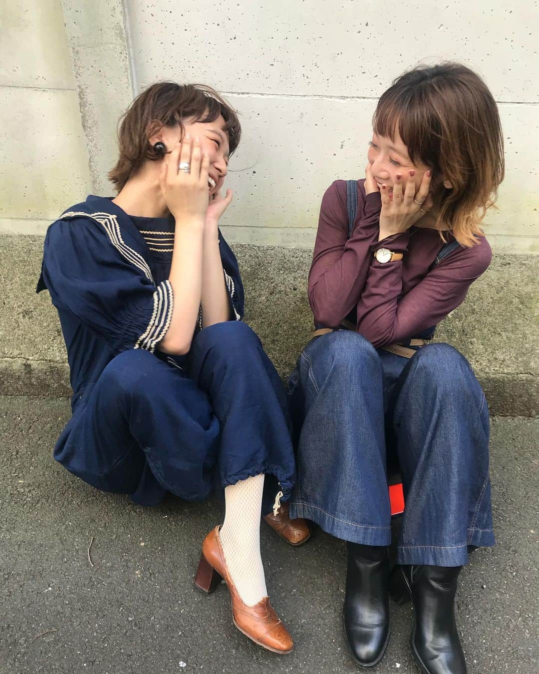 柴田紗希さんのインスタグラム写真 - (柴田紗希Instagram)「服の色合いも良い感じだったね ネイビーにバーガンディー🍁 好き写真すぎてさ、、、載せすぎ？笑 . 私が着てるつなぎは昔昔ヨーロッパで水着として使われていたそうです。すごく不思議ですがこのまま海に入っていたそうです。(お店の方に白黒の写真も見せてもらったよ) そしたらもっと欲しくなってふんぱつしました。(古着にふんぱつしがち) なっちゃんと古着屋さん行きまくり旅したいよ #みとしば」9月3日 11時16分 - shibasaaki