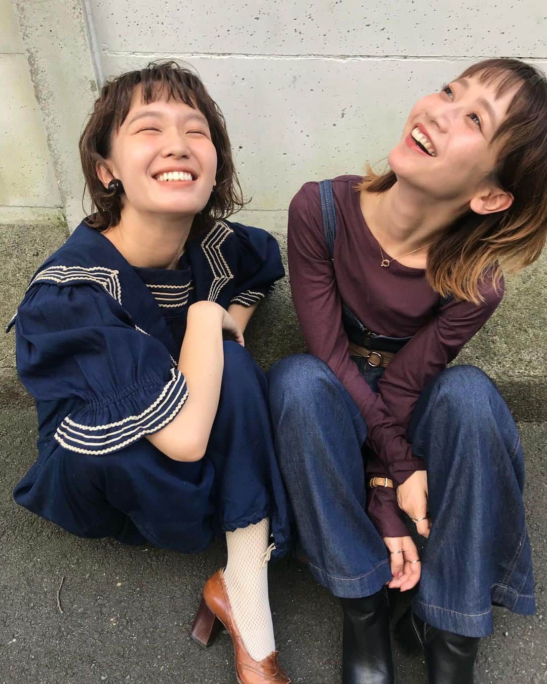 柴田紗希さんのインスタグラム写真 - (柴田紗希Instagram)「服の色合いも良い感じだったね ネイビーにバーガンディー🍁 好き写真すぎてさ、、、載せすぎ？笑 . 私が着てるつなぎは昔昔ヨーロッパで水着として使われていたそうです。すごく不思議ですがこのまま海に入っていたそうです。(お店の方に白黒の写真も見せてもらったよ) そしたらもっと欲しくなってふんぱつしました。(古着にふんぱつしがち) なっちゃんと古着屋さん行きまくり旅したいよ #みとしば」9月3日 11時16分 - shibasaaki