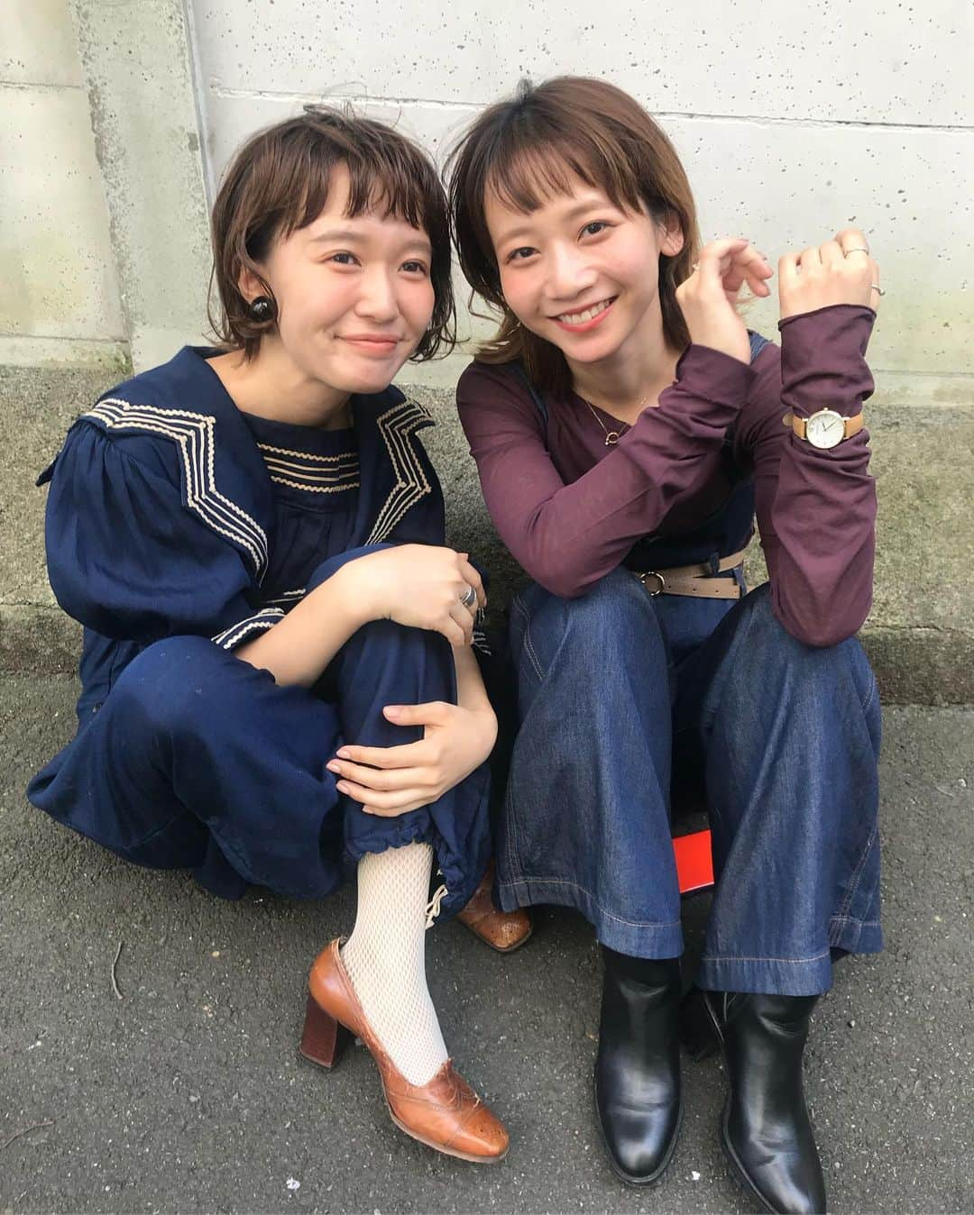 柴田紗希さんのインスタグラム写真 - (柴田紗希Instagram)「服の色合いも良い感じだったね ネイビーにバーガンディー🍁 好き写真すぎてさ、、、載せすぎ？笑 . 私が着てるつなぎは昔昔ヨーロッパで水着として使われていたそうです。すごく不思議ですがこのまま海に入っていたそうです。(お店の方に白黒の写真も見せてもらったよ) そしたらもっと欲しくなってふんぱつしました。(古着にふんぱつしがち) なっちゃんと古着屋さん行きまくり旅したいよ #みとしば」9月3日 11時16分 - shibasaaki