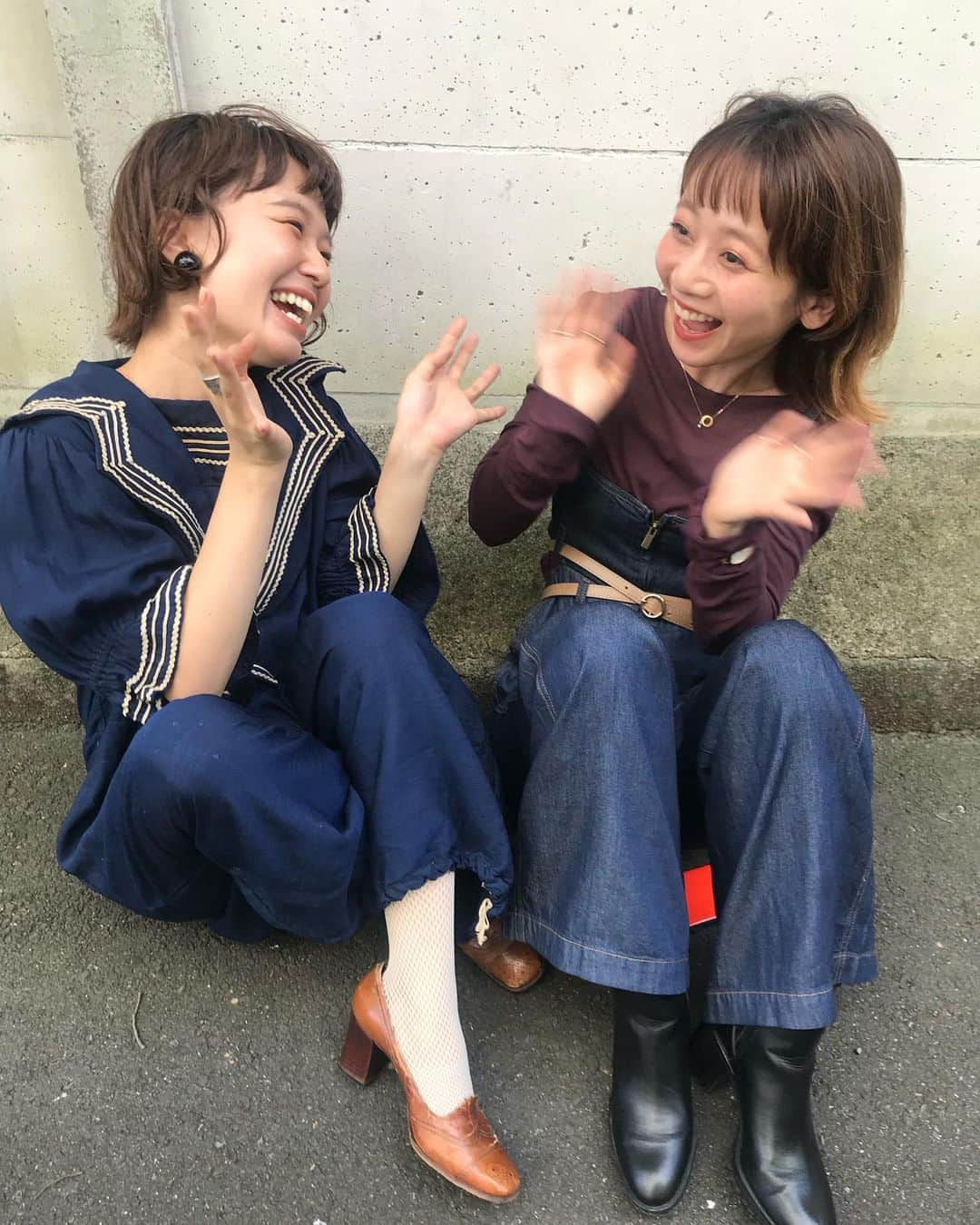 柴田紗希さんのインスタグラム写真 - (柴田紗希Instagram)「服の色合いも良い感じだったね ネイビーにバーガンディー🍁 好き写真すぎてさ、、、載せすぎ？笑 . 私が着てるつなぎは昔昔ヨーロッパで水着として使われていたそうです。すごく不思議ですがこのまま海に入っていたそうです。(お店の方に白黒の写真も見せてもらったよ) そしたらもっと欲しくなってふんぱつしました。(古着にふんぱつしがち) なっちゃんと古着屋さん行きまくり旅したいよ #みとしば」9月3日 11時16分 - shibasaaki