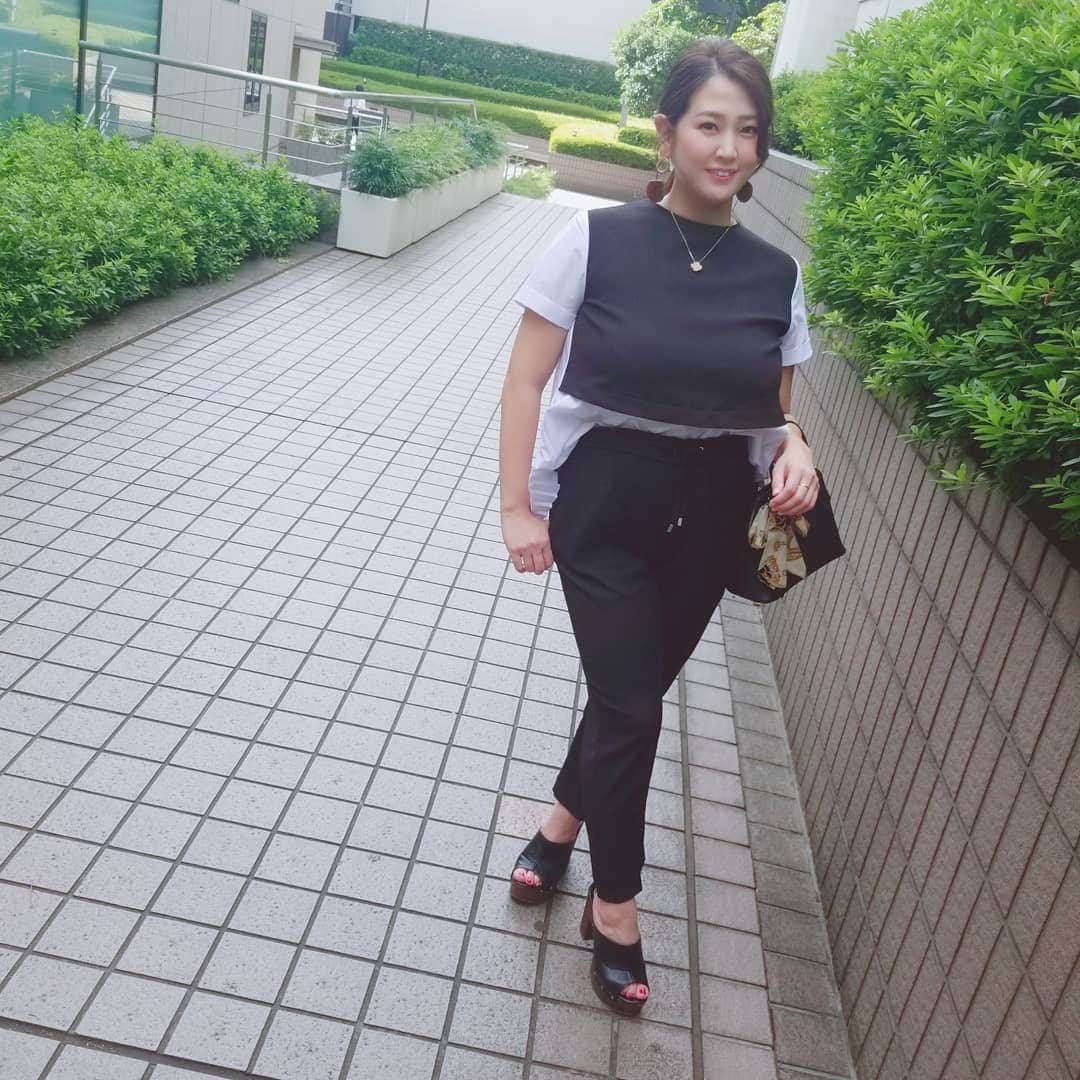 のインスタグラム：「． ． おはようございます☀ ハノイより日本のが暑いなと気がついた残暑ですが…皆様いかがお過ごしですか？🙋 私は9月1日をもってフリーになりましたので心機一転で頑張っていこうと思います！ 皆様の応援今後ともどうぞ宜しくお願い致します！ ． ． ． ． Tops @zara (Lsize) Pants @zara (Lsize) ．  #ootd  #code #うさまりあ #ぽっちゃりモデル  #大きいサイズ #ぽっちゃりコーデ  #ぽっちゃり女子 #プラスサイズ #プチプラ #ラファーファ #グラマープリンセス」