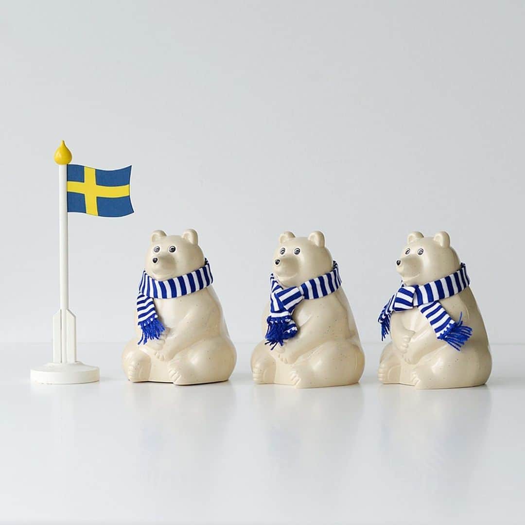 北欧、暮らしの道具店さんのインスタグラム写真 - (北欧、暮らしの道具店Instagram)「【本日から発売開始！】今年はブルーのしましま柄♩マフラー付き白くま貯金箱が登場です〜🐻 . - - - - - - - - - - - - 季節限定のマフラー付きキャンペーン。 今年は「ブルー×ホワイト」のボーダーです♪  きなり色の白くまボディに、 ブルーのマフラーがなんともかわいらしい姿。  冬じたくをした白くまちゃんに ときめく当店スタッフが続出中です〜！ . 通常の『白くま貯金箱』に マフラーがひとつおまけで付く 数量限定商品です！  気になる方はお早めにご検討くださいね◎  皆さまのお家で可愛がっていただけますように♪ . - - - - - - - - - - - - 【季節限定！なくなり次第終了】マフラー付き白くま貯金箱 / フィンランド / Polar Bear Money BOX . ▶︎お買いものは写真内のタグをタップ！　またはプロフィールのリンクからどうぞ→@hokuoh_kurashi ・ 🎁「クラシ手帳2020」プレゼント中！ 当店でお買い物いただいたみなさまに、当店オリジナルのスケジュール帳「クラシ手帳」をプレゼントしています。 ・ #interior#interiors#livingroom#kichen#homedecor#instahome#homewares#白くま貯金箱#白くま#貯金箱#玄関##インテリア#北欧インテリア#インテリア雑貨#シンプル#シンプルライフ#シンプルデザイン#暮らしを楽しむ#日々の暮らし#北欧#暮らし#北欧暮らしの道具店」9月3日 11時29分 - hokuoh_kurashi