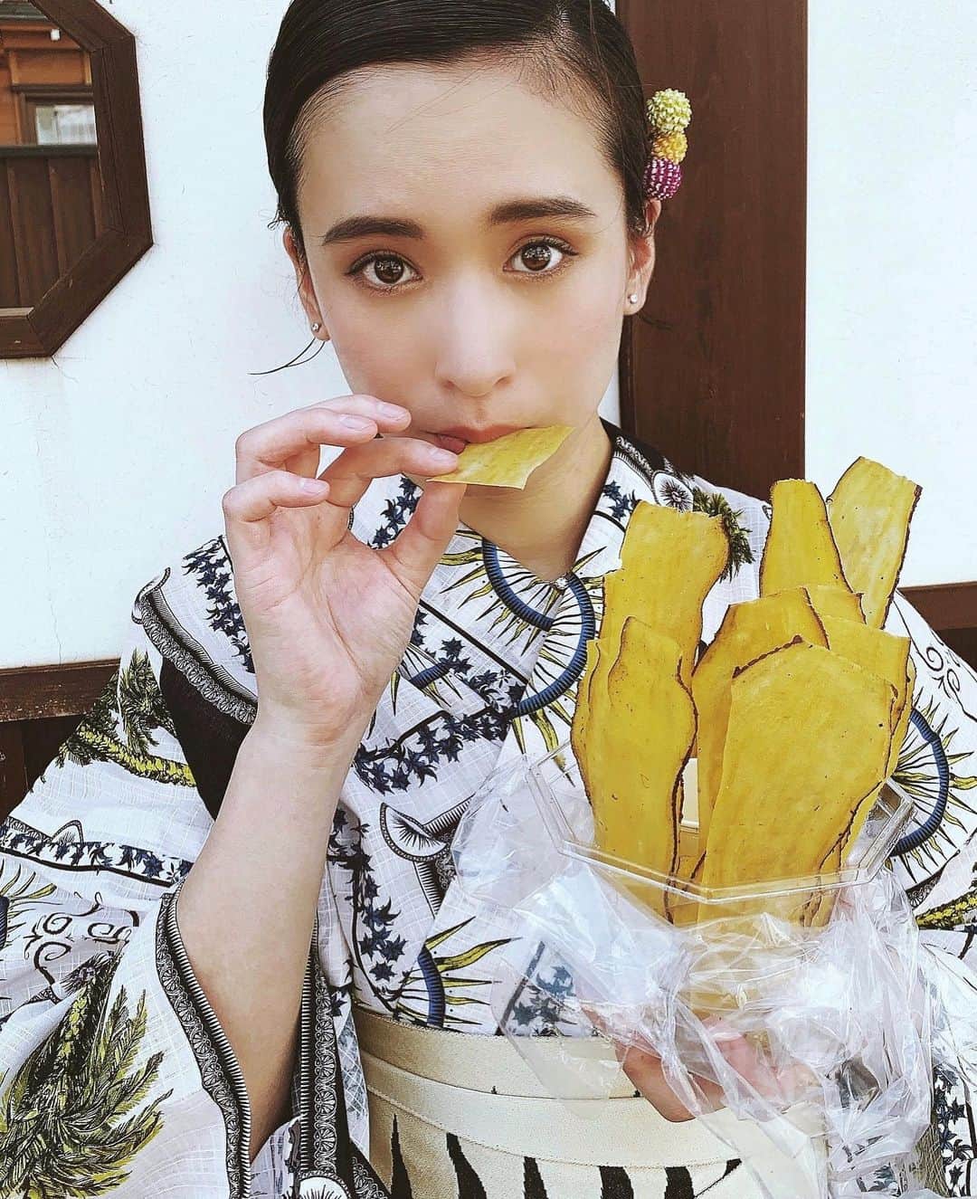 持永真実のインスタグラム：「.﻿ ハーイ👋🏼久しぶりインスタグラム﻿ ﻿ 約5ヶ月ぶりの投稿😬笑﻿ ﻿ この夏のCOEDO川越での一枚🍠﻿ ﻿ ﻿ しばらく体調を崩したりを繰り返していて﻿ お仕事含め全てお休みさせてもらって﻿ 充電期間としていました🔌✨﻿ ﻿ 実際体調を崩したことは﻿ 色々なモノの見方や考え方が﻿ 大きく変化するキッカケとなりました。﻿ ﻿ 身体と心のバランスが整ってこそ健康なんだ！﻿ と改めて実感(すごく難しいことだけれど)﻿ ﻿ これから自分はどんな風に生きたいか﻿ どんな自分になりたいか﻿ やりたいこと、やりたくないことを﻿ ノートに常にメモしていました。﻿ ﻿ 今後は自分の経験を踏まえて伝えたり﻿ もっと役に立つ情報を発信できたらなと﻿ 考えています☺️﻿ ﻿ お仕事もたくさんお断りしてしまいましたが、﻿ 中途半端に引き受けてクオリティの低い仕事を﻿ 提供したくなかったという気持ちです。﻿ ﻿ これからまたお仕事もSNSでの交流もさせてください💛✨﻿ ﻿ よろしくお願いします☺️」