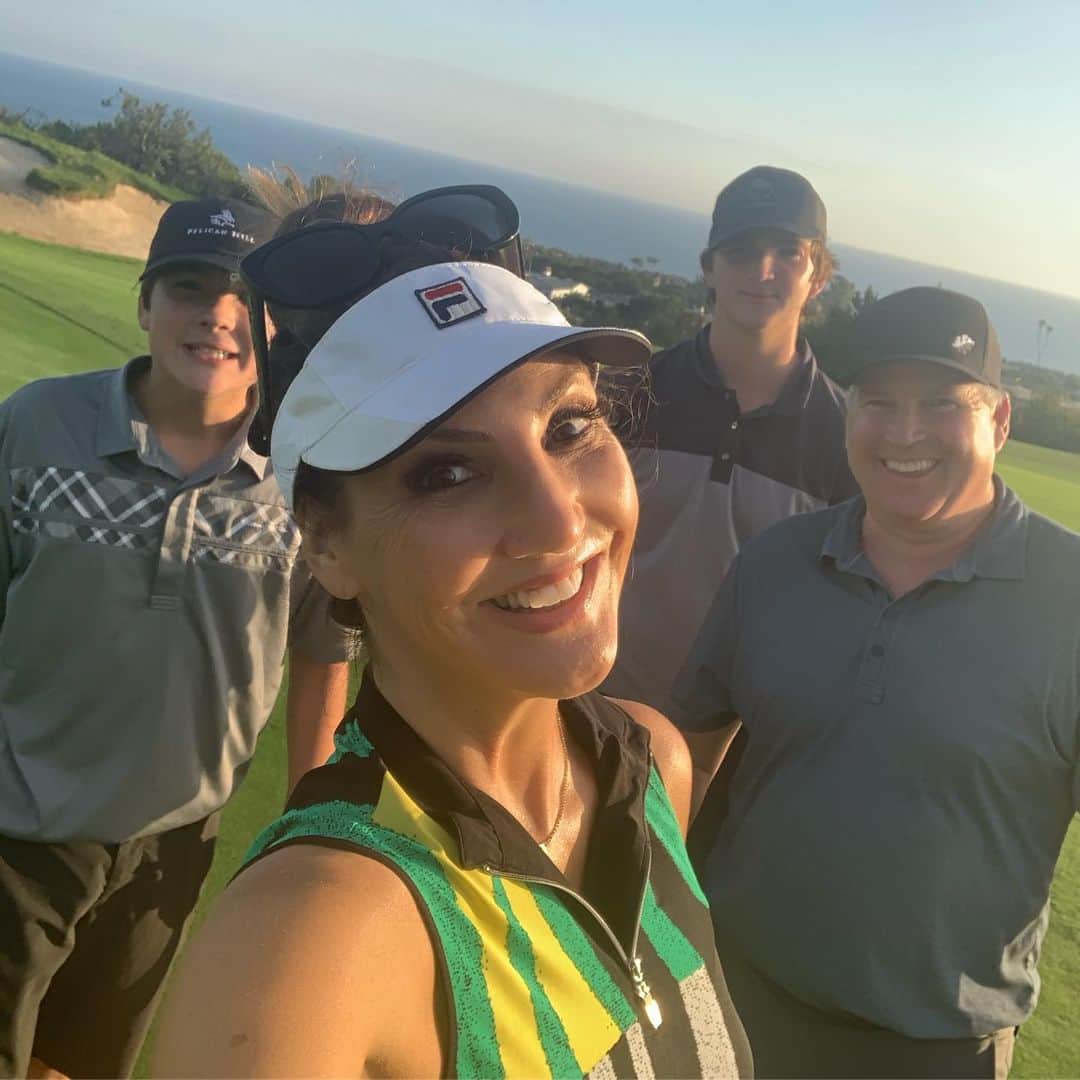ヘザー・マクドナルドのインスタグラム：「What a foursome! #golf @pelicanhillresort #juicyscoop」
