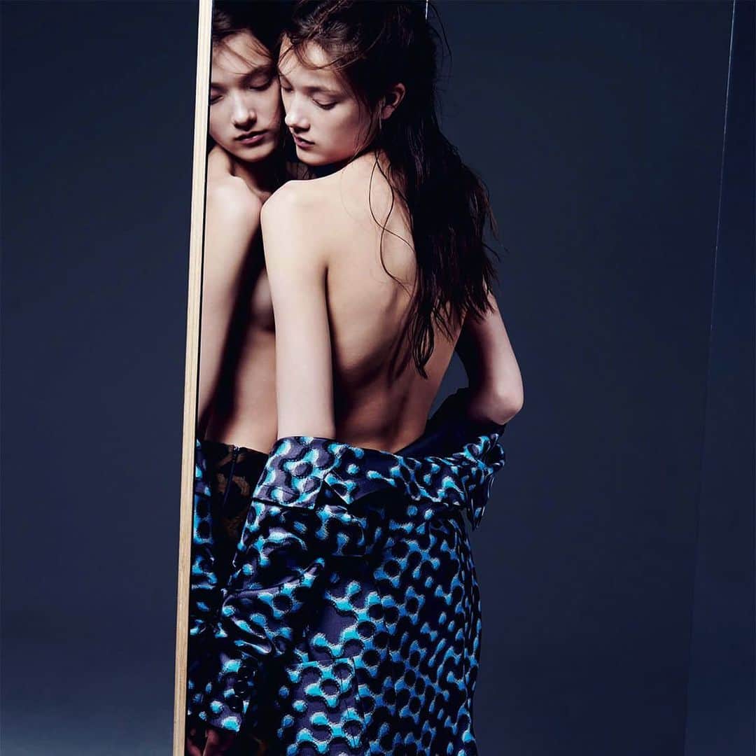 ユミ・ランバートのインスタグラム：「🦋 @numeromagazine @gnlfontana」