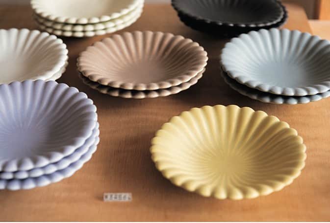 のインスタグラム：「“受け継ぐ器”をコンセプトに食器を制作している「Awabi ware」 ・ 淡路島の美しさと書いて“あわび”、“ウェア”は製品という意味。江戸後期から明治期に淡路島で栄えた珉平焼（淡路焼）の制作スタイルに学びながら陶磁器を作っています。 ・ カラフルな色合いの器が豊富なので、シーンに合わせて選べるのがうれしい。写真2枚目のパン皿は、木のぬくもりで料理が冷めず、手入れもラクチン✨ 📍淡路市大町上507-1  #器 #食器 #utsuwa #器のある暮らし #兵庫県 #淡路島 #frau」