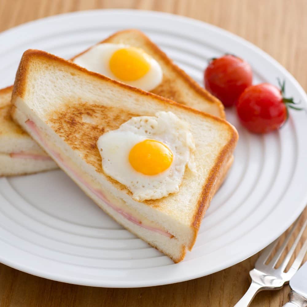 ヤマザキッチン公式アカウントさんのインスタグラム写真 - (ヤマザキッチン公式アカウントInstagram)「#ヤマザキッチン 【クロックマダム】 クロックムッシュに目玉焼きをのせればクロックマダムに。うずらの卵にするとジャストサイズでかわいく仕上がります♡ ▽レシピはwebサイト「ヤマザキッチン」で検索♪ recipe.yamazakipan.co.jp #ロイヤルブレッド #食パン #簡単 #朝食 #朝ごはん #朝ごパン #昼食 #ランチ #クロックマダム #クロックムッシュ #サンド #サンドイッチ #サンドウィッチ #トースト #たまご #ヤマザキパン #ヤマザキ #パンレシピ #パン #おいしい #おうちごはん #ヤマザキ」9月3日 11時40分 - yamazakitchen_official