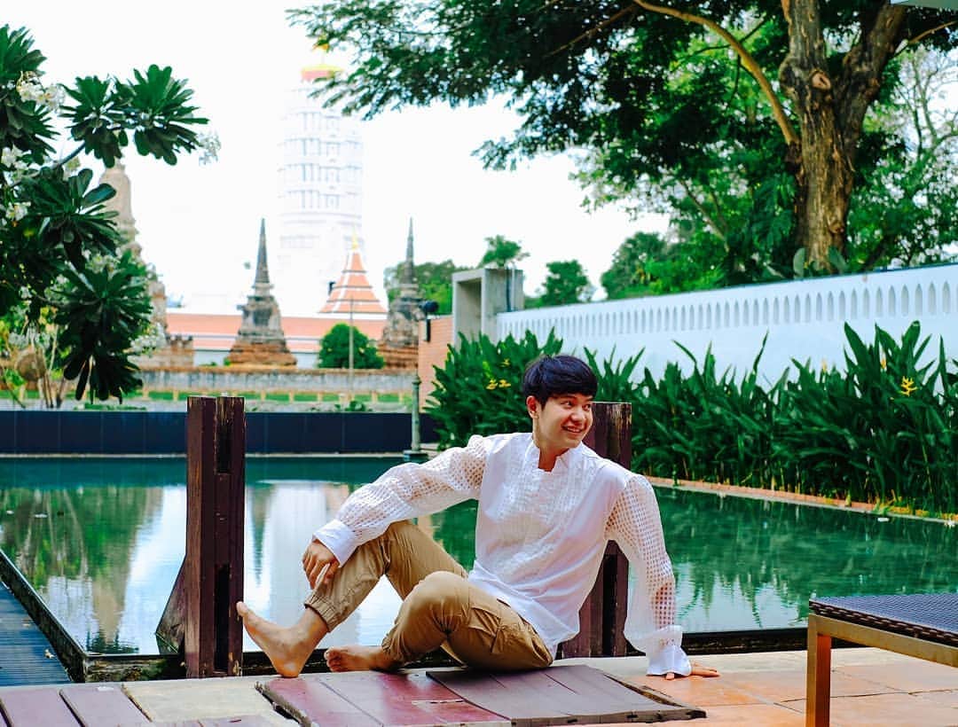 アイス・サランユーのインスタグラム：「ตื่นนอนตอนเช้า กับวิวที่อยากเห็นและเป็นมงคล🙏 แต่งตัว Style CUTE CHEF อโยธยา👨‍🍳 ถ่ายรูปเสร็จ เดินไปเปลี่ยนเสื้อ เขิล..ไม่กล้าเดินไปซื้อโรตีสายไหม  เสื้อผ้าเหมาะกับน้องๆเขา แต่กับลุงนั้นนน...ได้ใส่ถ่ายรูป สบายใจและ😂 #เที่ยวทั่วไทยกับไอซ์ศรัณยู #อยุธยา #ไอซ์ศรัณยู  #icesarunyu」