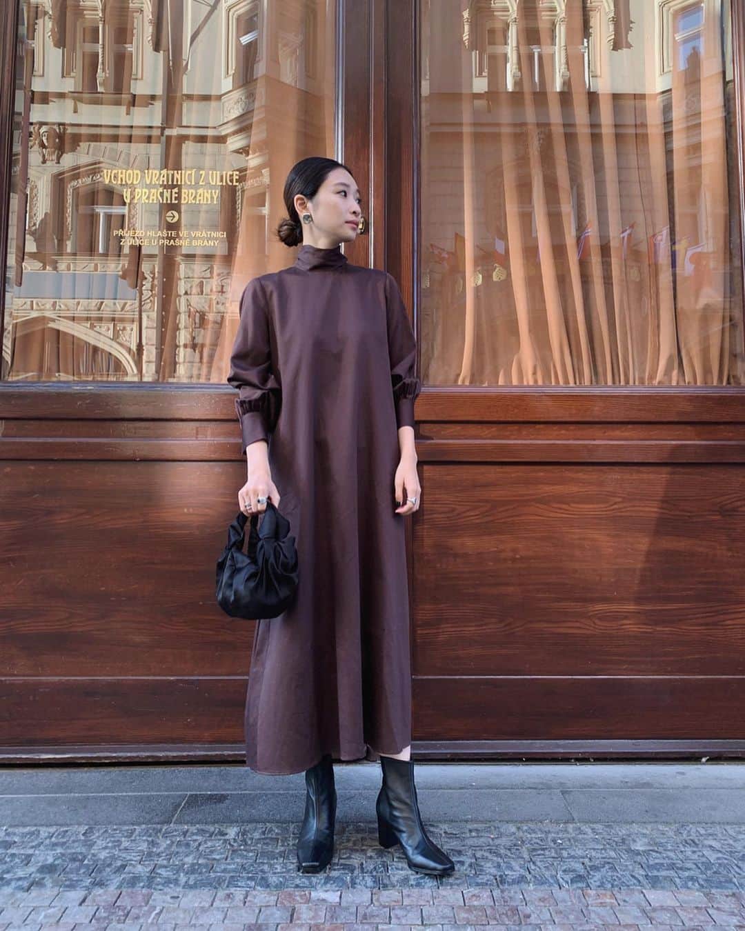 中村真里さんのインスタグラム写真 - (中村真里Instagram)「.﻿ 昨日 @yoshino_sasaki @asuka_yatouji ﻿ がinsta liveで紹介してくれていたドレス。﻿ 深みのあるボルドーが絶妙。﻿ ﻿ そして生地はシルクコットンで、﻿ 高密度ならではのハリはありつつ﻿ ソフトタッチな柔らかい印象の﻿ パウダーサテンはこの生地ならでは◎﻿ ﻿ シルク混でありながら家庭で洗える﻿ 優秀アイテムです✌︎﻿ ﻿ あと、久々のイヤリング発売しまっす☻﻿ ﻿ Back point gather dress 32,400 (taxin)9/4-﻿ Uneven earring 4,860 (taxin)9/4-﻿ ﻿ #RIMARK#RIMARK_staffsnap」9月3日 11時45分 - _marinakamura_
