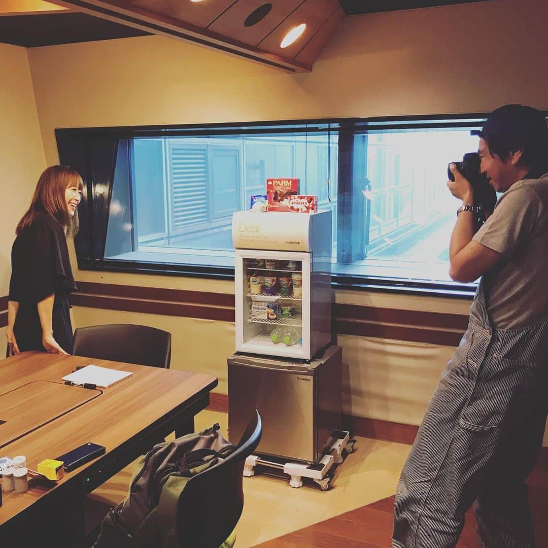 坂本美雨のディア・フレンズさんのインスタグラム写真 - (坂本美雨のディア・フレンズInstagram)「今日の #ディアフレンズ✨﻿ ﻿ ORIGINAL LOVEの﻿ #田島貴男 さん(@tajimatakao) を﻿ お迎えしました‼️﻿ ﻿ 今回もカメラをぶら下げて登場した田島さん📷﻿ さっそく美雨さんをパシャり📸﻿ ﻿ 最新アルバム「bless You!」のジャケ写も﻿ 田島さんが撮影されたそうです！﻿ ﻿ 「本来はジャケットになるはずじゃなくて﻿ 写真家の松本直也くんとの﻿ コラボレーションブックレットみたいなものを﻿ 作ろうと思って、写真を選んだんですけど﻿ 自分が撮影した写真がジャケットになっていて…﻿ 同一人物が音楽もやって、ビジュアルも﻿ やっていると似てくるんですよね。﻿ 整合性があってリンクしてくるというか。﻿ カメラを持っていると、心に引っかかる構図とか﻿ シーンがないかなって探すので﻿ そういったインスピレーションはあるかもしれない。﻿ 写真に音楽のイメージを広げられるっていう…﻿ やっぱり写真と音楽って近いですね。」﻿ ﻿ そして「創作するのが楽しかった！」という﻿ PUNPEEさん（愛称：ピーくん）との制作秘話や﻿ 渡辺香津美さんとのお話も♪﻿ ﻿ ▼LIVE﻿ 田島貴男 ひとりソウルツアー2019﻿ 9/29＠東京・Shibuya WWW Xからスタート！﻿ 京都・愛知・札幌・大阪などをまわります！﻿ ﻿ ――――――――――――――――﻿ 【#森永乳業 #CafeTalk】﻿ ﻿ ❓バッグの中に必ず入っているものは❓﻿ ﻿ 「フイルム！！﻿ Kodakのウルトラマックス﻿ 　白黒のTRI-X…」﻿ ﻿ 田島さんのBAGからは﻿ 続々とカメラフィルムが！！﻿ ﻿ ▼写真展﻿ 田島貴男写真展『Bless You!』﻿ 9/30（月）まで開催中！﻿ 会場：マスターウォール銀座﻿ ﻿ 田島貴男さん撮影による﻿ フラワーカンパニーズの写真の特別展！﻿ 「30th Flower Companyz × RR コラボカフェat 銀座ロフト」﻿ 〜9/16(月・祝)まで﻿ 会場：東京・銀座ロフト﻿ ﻿ ﻿ #ORIGINALLOVE﻿ #オリジナルラブ﻿ #オリラブ﻿ #カメラ﻿ #カメラフィルム﻿ #Kodak﻿ #ULTRAMAX﻿ #TRIX﻿ #カメラ愛﻿ #カメラ小僧﻿ #松本直也﻿ #PUNPEE﻿ #渡辺香津美﻿ #フラカン﻿ #blessYou﻿ #坂本美雨﻿ #全国38局ネット﻿ #tokyofm #JFN﻿ #radiko #radikoタイムフリー」9月3日 11時55分 - dearfriends80