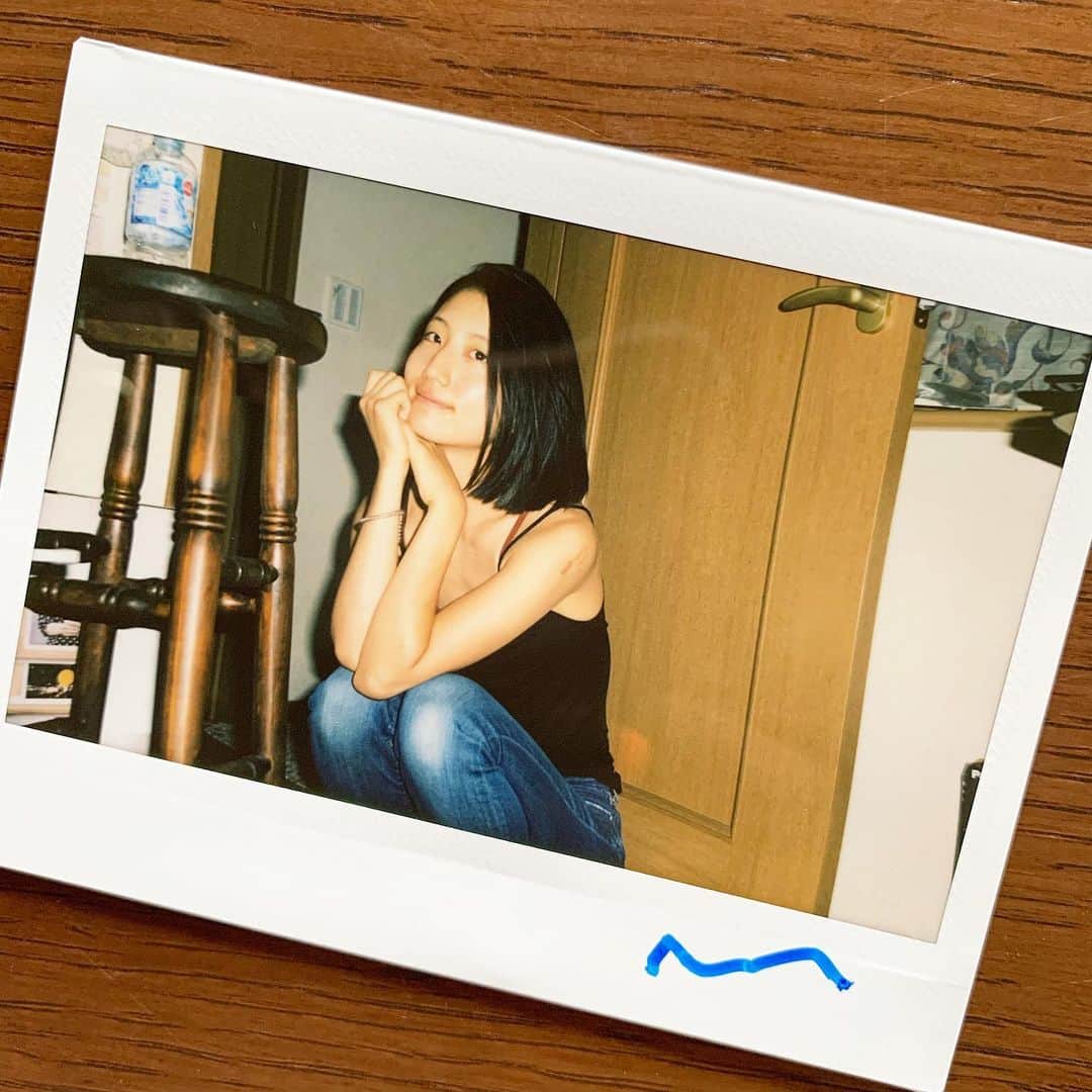 望月一花のインスタグラム：「今日、初めて息子が 私の写真を撮ってくれた きちんと、「撮りまぁーす」と言って パパのポラロイドカメラを構えて シャッター押して。  なんだか、とても嬉しくて 涙が出そうだった  すっぴんだしお家モードな母でしたが 撮ってくれてありがとう 「きれいー」って言ってくれてありがとう これからもがんばります  そして「しゃいんする」と言ってペンを持ち サインまで入れてくれた✍️ うふふふ  宝物にします🥰」