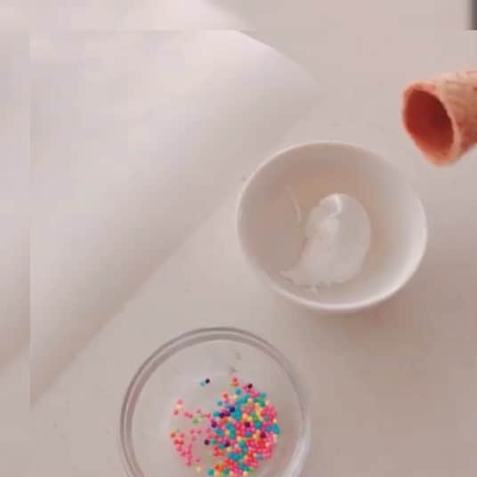 のインスタグラム：「【11会場でご予約受付中📣】 デコメレンゲクッキー認定講座に、たくさんのご予約をいただきありがとうございます。 JSAデコメレンゲの技術を身につければ、立体的なメレンゲクッキー作りも自由自在。  ハロウィン👻にたくさん作って、プレゼントしてみてくださいねっ。  全国から多数のリクエストをいただき、 東京・名古屋・兵庫・福岡の4会場に加えて、7会場追加開催が決定しました。  なんと、JSA史上初❗️ 合計11地域で本部開講いたします‼️ 想定以上の反響の大きさに、スタッフ一同感激しております。  お近くの皆さまは、この機会にぜひご参加下さいね😍  1️⃣宮城 10/22(火・祝) 9:30〜18:00 （仙台市内を予定）  2️⃣沖縄 11/3(日) 10:00〜18:30 (那覇市内を予定)  3️⃣熊本 11/3(日) 9:30〜18:00 (熊本市内を予定)  4️⃣宮崎 11/4(月・祝) 9:30〜18:00 (宮崎市内を予定)  5️⃣広島 11/9(土) 10:00〜18:30 (広島市内を予定)  6️⃣北海道 11/30(土) 10:00〜18:30 (札幌市内を予定)  7️⃣栃木 11/13(水) 10:00〜18:30 宇都宮市内を予定  東京・名古屋・芦屋・福岡も、絶賛ご予約受付中です。 ⭐️ご予約・スケジュールは💁‍♀️ https://web.star7.jp/reserve_new/mobile_yoyaku_101.php?p=82070c7275  1日で可愛いメレンゲクッキー作りを、極めることができます❣️ 詳細は、ブログ↓をご覧ください😊 https://salone-ze.or.jp/blog/9681/  ご予約はこちら↓ https://web.star7.jp/reserve_new/mobile_yoyaku_101.php?p=82070c7275  #デコメレンゲクッキー #メレンゲクッキー #meringuecookies  #meringuecookie  #日本サロネーゼ協会 #サロネーゼ協会 #馬林糖  #馬林糖課程  #馬林糖棒棒糖 #เมอแรงค์คุกกี้ #เมอแรงค์ราคาถูก  #เมอแรงค์  #马林糖  #马林糖  #kuemeringue #meringuelollipop #diyfood #videotutorial」