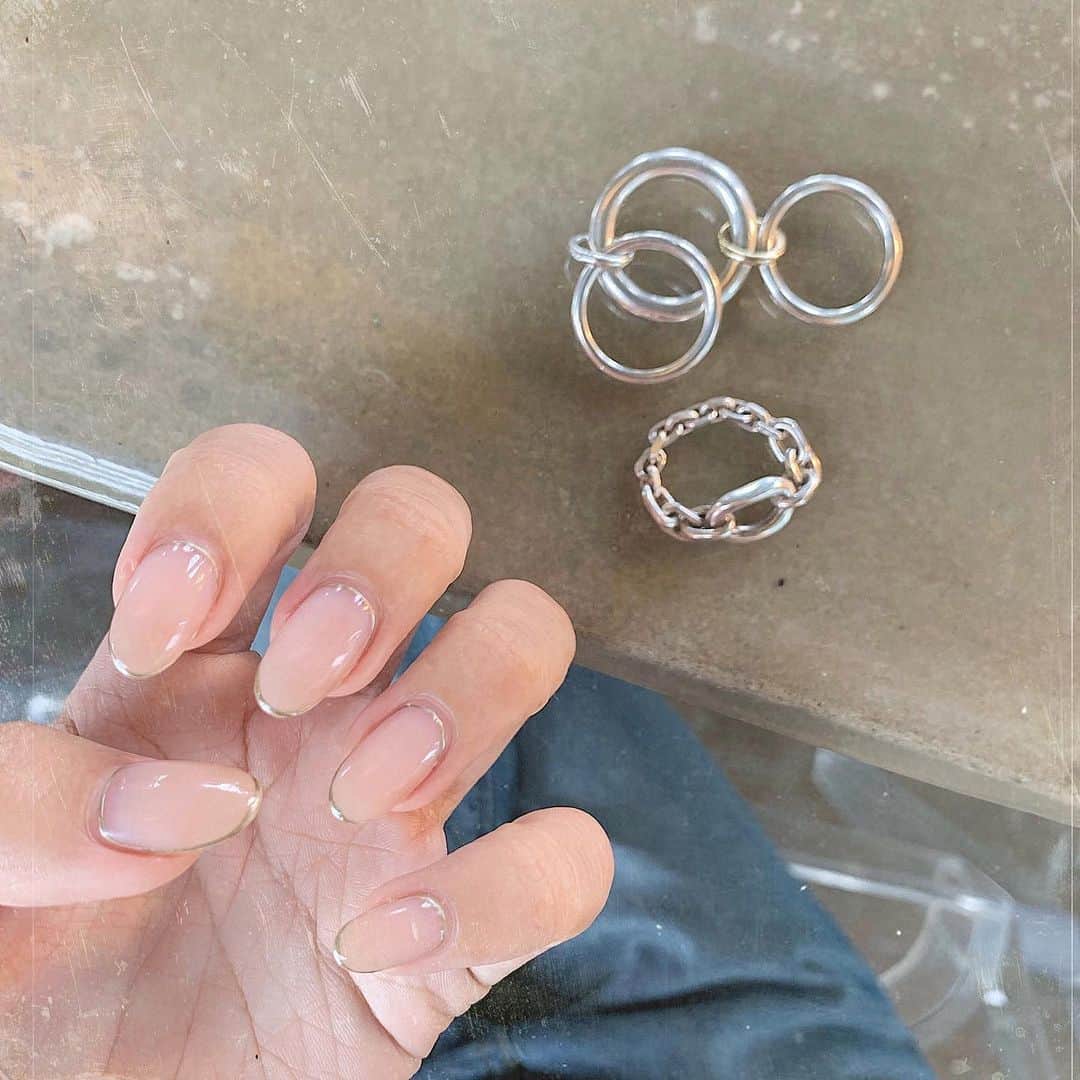 のインスタグラム：「よくDMで質問もらう、 ネイルとアクセについて🧡 ＊ ＊ いつもつけてるリングは @estnation_jp と @spinellikilcollin のもの🙆🏻‍♀️ この２つが大切すぎてお気に入りすぎて 服に合わない時以外は ほぼ毎日確実につけてます😂♡ ＊ ＊ そしてネイルはもう何年もずっと あさみさん (@kanao__________ ) 🧡 ＊ 絶妙な色味の調整と 綺麗なフォルムを作るセンスが ほんと天才的すぎて、ネイルは絶対 あさみさんがいいと思ってる🤭← ＊ 基本いつもシンプルに ちょこっとデザインでしてもらってます🙆🏻‍♀️ ＊ この時はナチュラルなベージュに ほっそーい囲みラインを入れたよ♡ ＊ ＊ ＊ #ネイル #ジェルネイル #シンプルネイル #囲みネイル #ベージュネイル #指輪 #リング #シルバーリング #like #nail #ring #instagood」
