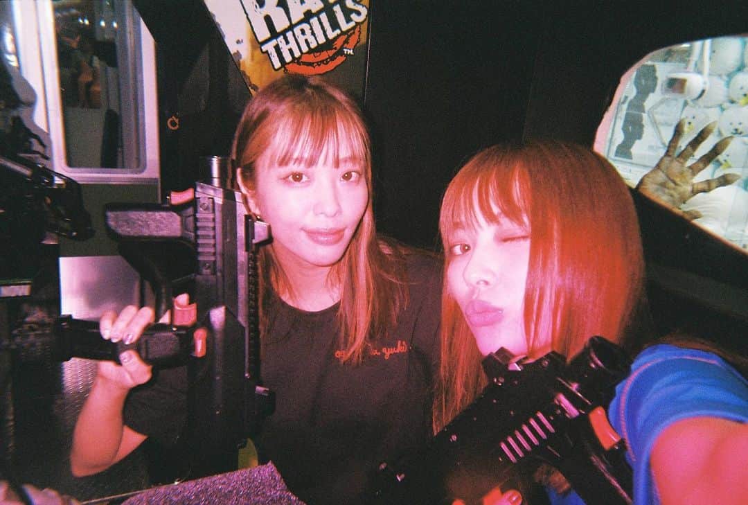 高橋有紀のインスタグラム：「夏のある日。 お休みの日なにするー？ ゾンビ倒しにいこー！とゲームセンターを一緒に楽しめる売れっ子女優さいこうっっ ちなみにSランクをずっと出していたのは内田さんでしたっほんと強すぎ！！ 私はゲーム好きなのにすっごい弱い、、、でもたまに上手くいくと理央ちゃんがゲーム中に、すごいよ！ゆきちゃんナイス！！って褒めてくれる笑」