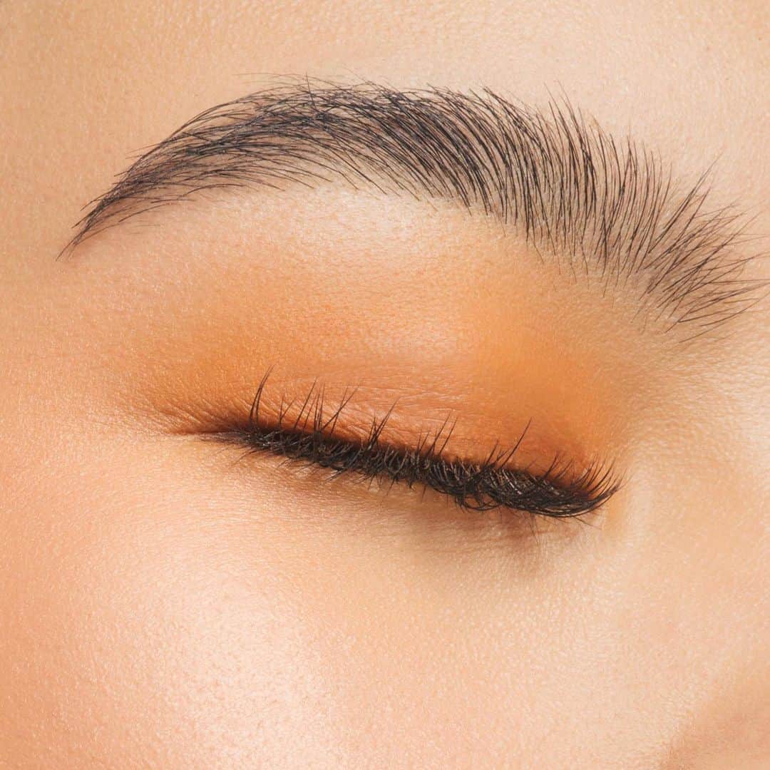 M∙A∙C Cosmetics Japanのインスタグラム：「⠀ 目元とチークの色味をワントーンに揃えて、簡単トレンドメイクに！ M･A･Cのチークはアイシャドウにも使用できるので、お手持ちのアイテムと合わせてメイクを楽しんで✨ ⠀ ↓↓使用製品↓↓ [エクストラ ディメンション ブラッシュ]　ジャスト ア ピンチ [スモールアイシャドウ]　ルール ⠀ MAKEUP AND　MODEL： M･A･C ARTIST KANA KIKUCHI @mac_m0101 PHOTO: @takaki_iwata ⠀ ⠀ ⠀ ⠀ ⠀ #MACCosmeticsJapan #MACコスメ #MACCosmetics  #MAC #URBANSUMMER #コスメ #メイク #リップ #オレンジ #トレンド #トレンドメイク #ツヤスキン #ワントーンメイク #オレンジメイク」