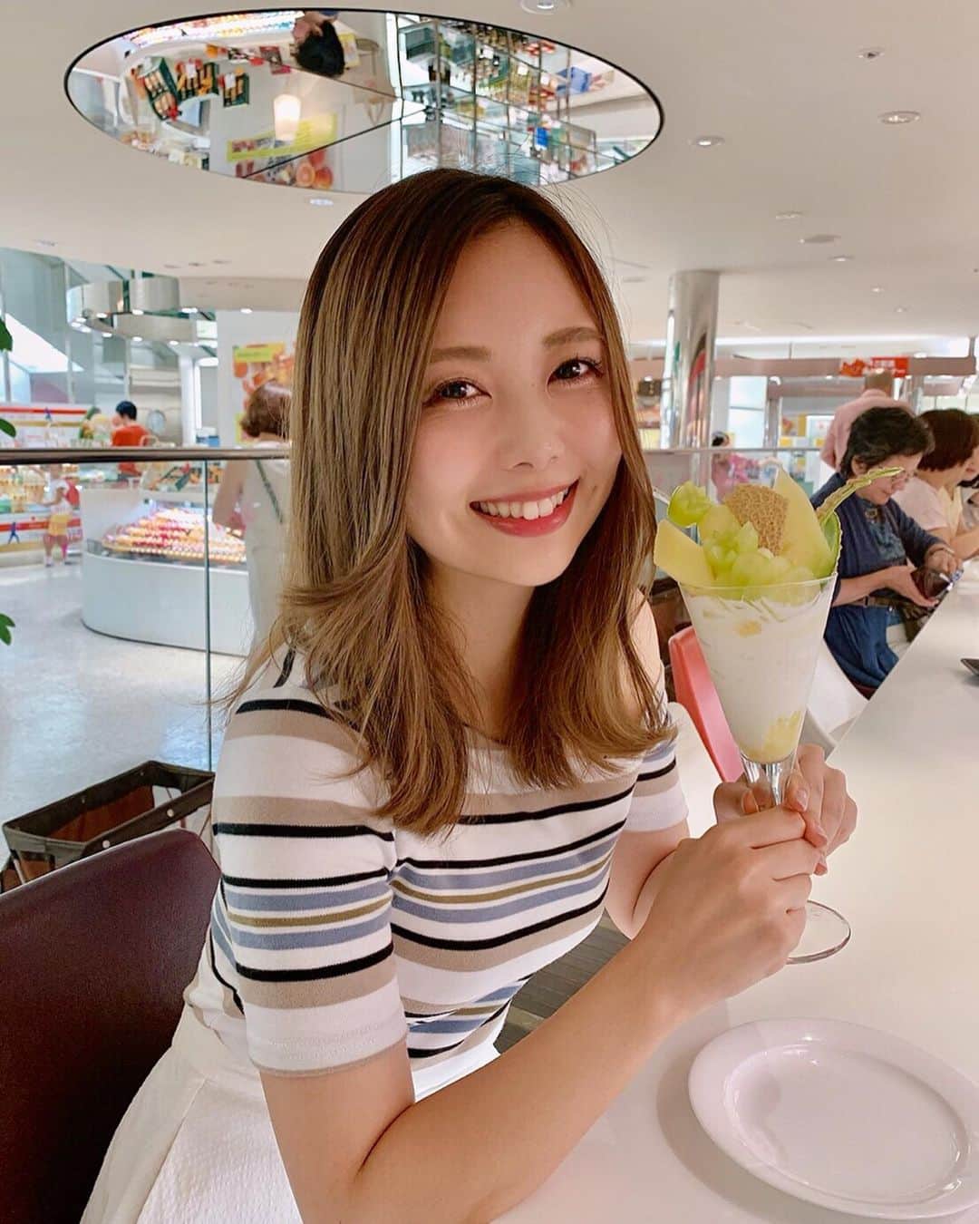 西村季里子のインスタグラム：「・ つるとんたん食べたあと、 「桃のスイーツ食べたいね🍑」 ってなって、 タカノフルーツパーラーへ🐰🍓 結局2人でシャインマスカットのパフェ食べた🍇 わたしはマスクメロンとシャインマスカット🍈🍴 パフェ好きにはたまらなかった🤤💕 食欲の秋がくるね〜🌰困ったな🥰 #タカノフルーツパーラー#新宿 #パフェ#フルーツパフェ#🍑#🍈#🍇 #マスクメロン#シャインマスカット #ソフトクリーム#デザート#スイーツ #食欲の秋#嘘#痩せたい#万年痩せたい #ダイエット#ジム#今月中に何か始め隊 follow#followme」