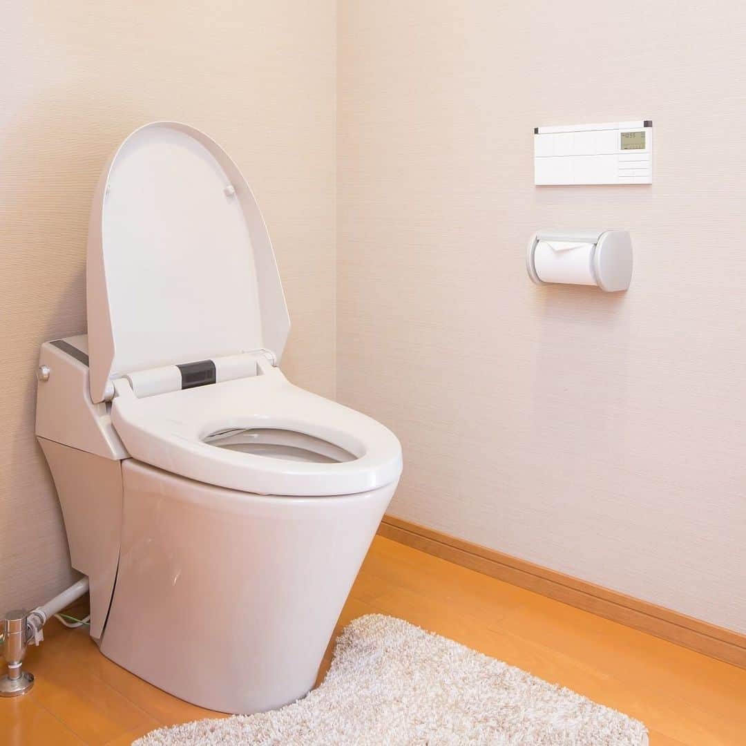 irodori - くらしを彩るウェブマガジン -さんのインスタグラム写真 - (irodori - くらしを彩るウェブマガジン -Instagram)「トイレの「換気扇のお掃除」、ちゃんとしていますか？ ライオンの調査によると、「一度も掃除をしたことがない」人は38%、 「１年以上掃除をしていない人」を足すと57%にもなり、 半数以上の家庭でしばらく掃除をしていないという結果に‥ 😅 ・ 長い間お掃除せずに放置しておくと、 換気効率が約３割ダウンすることも！ でも、実は簡単にお手入れできるんです☝️ ・ 1️⃣換気扇のカバーを外す 2️⃣掃除機を使ってホコリを吸い取る 3️⃣トイレ用ふき取りクリーナーをトイレットペーパーにふきかけ、ホコリをふき取る ・ たったこれだけ！ 便器や床だけでなく、換気扇のお掃除もするとスッキリしますよ👏 ・ 生活情報メディア「Lidea」では、 トイレの換気扇掃除について詳しく紹介しています。 プロフィールのリンクからどうぞ☘ @lidea_lion ・ #irodoriLIFE #Lidea #LION #ライオン #ライオン株式会社 #トイレ #掃除 #トイレ掃除 #換気扇」9月3日 12時13分 - lidea_lion