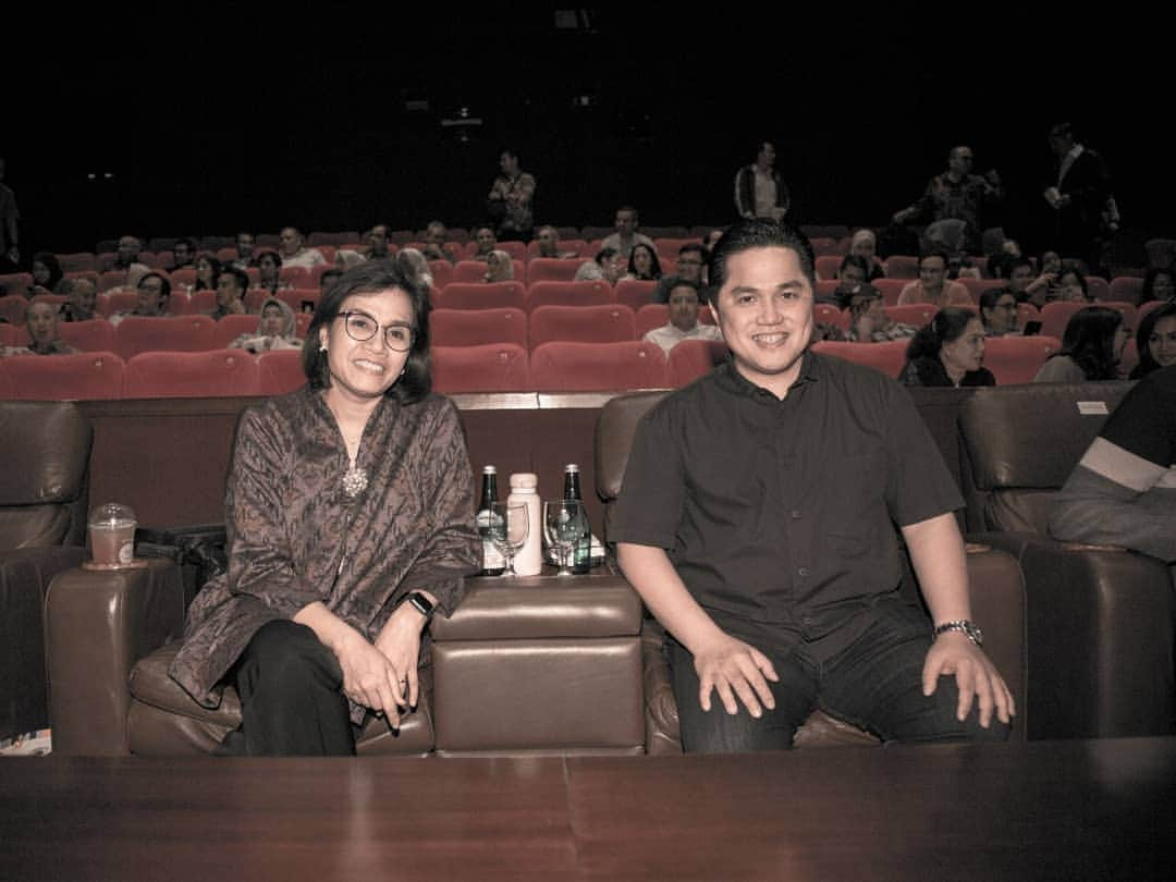 エリック・トヒルさんのインスタグラム写真 - (エリック・トヒルInstagram)「Kemarin malam, saya bersama Ibu Sri Mulyani dan rekan-rekan nonton bareng Gundala, film karya anak Bangsa yang selayaknya kita banggakan dan beri apresiasi.  Film Gundala mengangkat nilai-nilai ke-Indonesiaan kita dan tidak kalah bersaing dengan karakter superhero yang diimpor dari luar negeri. Semoga selanjutnya, sineas-sineas Indonesia makin bersemangat menghasilkan karya-karya baru yang bukan hanya menghibur tetapi juga dapat bersaing di level nasional maupun internasional.  Patriot pertama telah hadir ke layar bioskop, sudah nonton? Bagi yang belum, perhatikan batas usianya ya! Selamat nonton  @gundalaofficial @bumilangitofficial @smindrawati  #Gundala #NegeriIniButuhPatriot #JagoanIndonesia #GundalaSedangTayang」9月3日 12時08分 - erickthohir