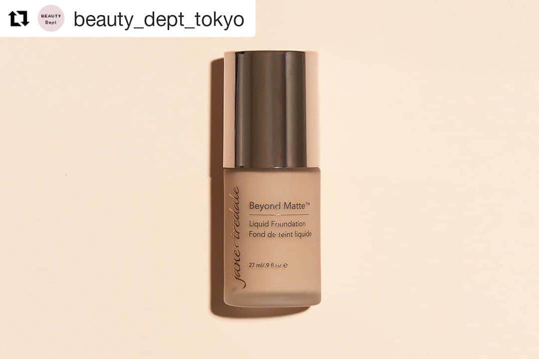 のインスタグラム：「ウェブメディア「BEAUTY Dept（ビューティデプト）」で8/26発売の新商品「ビヨンドマット リキッドファンデーション」をご紹介いただきました🤗ありがとうございます🙏 https://www.instagram.com/p/B1dw4gQl #Repost @beauty_dept_tokyo ・・・ 【THE REVIEW】#ジェーンアイルデール ▶︎肌への安全性と完璧な仕上がりを兼ね備えた「問題作」。﻿Text: AYANA @tw0lipswithfang﻿ ﻿ めっちゃ不思議な仕上がり。ハイカバーなのに素肌そのものみたいな。下地なんていらない。米粒くらいの量で全顔いけるほど伸びがいい。毛穴も色ムラもシミ・ソバカスも消し去るのに、羽のように軽く、洗顔後すぐの肌みたいな、まっさらなみずみずしい体感が続く。重ね付けも簡単で、部分カバーもたやすい。ヨレない、密着する、なのにエラスティック。自由で、微細な光を集めるすべらかなマット。ひれ伏したくなるレベルの美しさである。﻿ ﻿ ジェーン・アイルデールといえば皮膚科医御用達、肌への安全性は常に厳しく検証している印象だが、今回はシリコンの使用を高らかに宣言している（これまでもシリコン入り製品は存在したが）。高品質なシリコンがもたらすメイクアップ効果、スキンケア効果、肌への安全性と有用性をきちんと検証し、世間に蔓延するシリコンへの誤解を堂々と説く姿勢に信頼感。いま改めて「肌にいいメイク」の意味を考えさせられる、意義のあるファンデだと思う。﻿ ﻿ ジェーン・アイルデール ビヨンドマット リキッドファンデーション 全7色 各¥5,800（2019年8月26日発売）／エム・アール・アイ　03-6419-7368　janeiredale.jp﻿ ﻿ ﻿ Perfectly Beautiful, Perfectly Safe﻿ ﻿ This foundation has such an interesting finish. It’s full coverage yet looks so natural. A primer? No need. It spreads so well that you only need just a tiny bit to cover the entire face. The coverage is amazing. Say good-bye to pores, uneven skin tone, age spots, and freckles. Yet it feels weightless, clean, and refreshing like it’s fresh-out-of-shower. You can easily build your coverage and it’s also perfect for targeted spot coverage. It’s smudge-free and long-lasting, yet it feels pliable and elastic. The smooth, glowing matte finish is awe-strikingly beautiful.﻿ ﻿ Jane Iredale is a dermatologist's favorite. I got the impression that the brand always makes sure their products are super safe for the skin. Interestingly, they confidently announced that this foundation contains silicone (this is not their first product that has silicone in it). After meticulous researches, the brand assures that high-quality silicone is safe for the skin, makes great makeup products, and has good skincare benefits. They’re trying to change the way we look at this widely misunderstood ingredient with proof and confidence. This foundation inspires us to rethink the definition of “makeup that’s good for our skin”. ﻿ ﻿ Jane Iredale Beyond Matte Liquid Foundation 7 shades; ¥5,800. Available from August 26, 2019 in Japan at janeiredale.jp.﻿ ﻿ ﻿ Translation: Yuki Y. Gambaryan﻿ Photo: Seita Hiramatsu﻿」