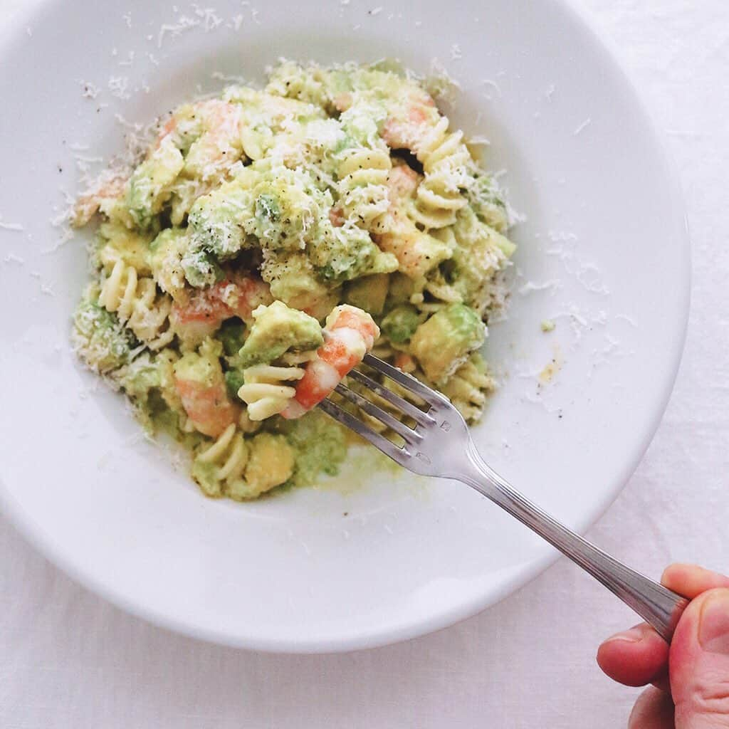 樋口正樹さんのインスタグラム写真 - (樋口正樹Instagram)「shrimp & avocado pasta . お昼のパスタに エビ＆アボカド ショートパスタ。 . ＜レシピメモ＞ 茹でて塩胡椒で下味をつけたむきエビと、角切りのアボカド、さらに細かく刻んだ玉葱を合わせて、レモン汁とオリーブオイルとヨーグルトで和えてサラダにしたものに、茹でたパスタを加えて和えて、たっぷりの粉チーズ、胡椒を少々。 . . #エビアボカド #アボカド #パスタ部 #avocadopasta #fusilli #pasta #barilla #avocadolove #pastalover #lovepasta #pastaitaliana #cucinaitaliana #iloveitalianfood」9月3日 12時11分 - higuccini