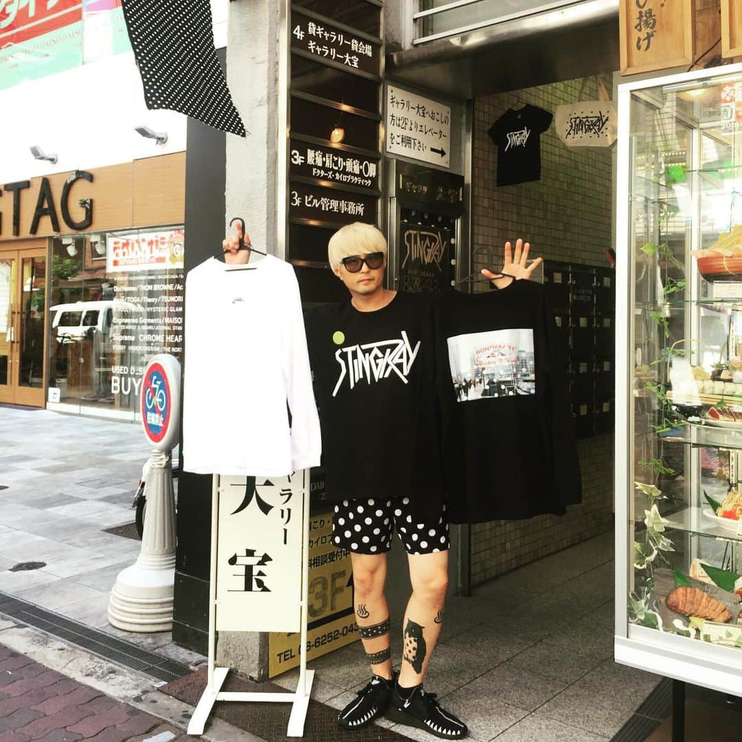 橋本塁さんのインスタグラム写真 - (橋本塁Instagram)「【STINGRAY心斎橋最終日スタート！】 遂に最終日！17時までギャラリー大宝(中央区心斎橋筋1-4-28 4F)！ドロスのライブ前や買い物がてらに是非！搬出ボランティアさんも絶賛募集中！僕はずっと居ます！今日のオススメはロンT！きっこうちゃんコラボグッズお早めに！1万円以上できっこうちゃんステッカープレゼント！ #STINGRAY #大阪 #きっこうちゃん #カラダ以外縛られたくない」9月3日 12時23分 - ruihashimoto